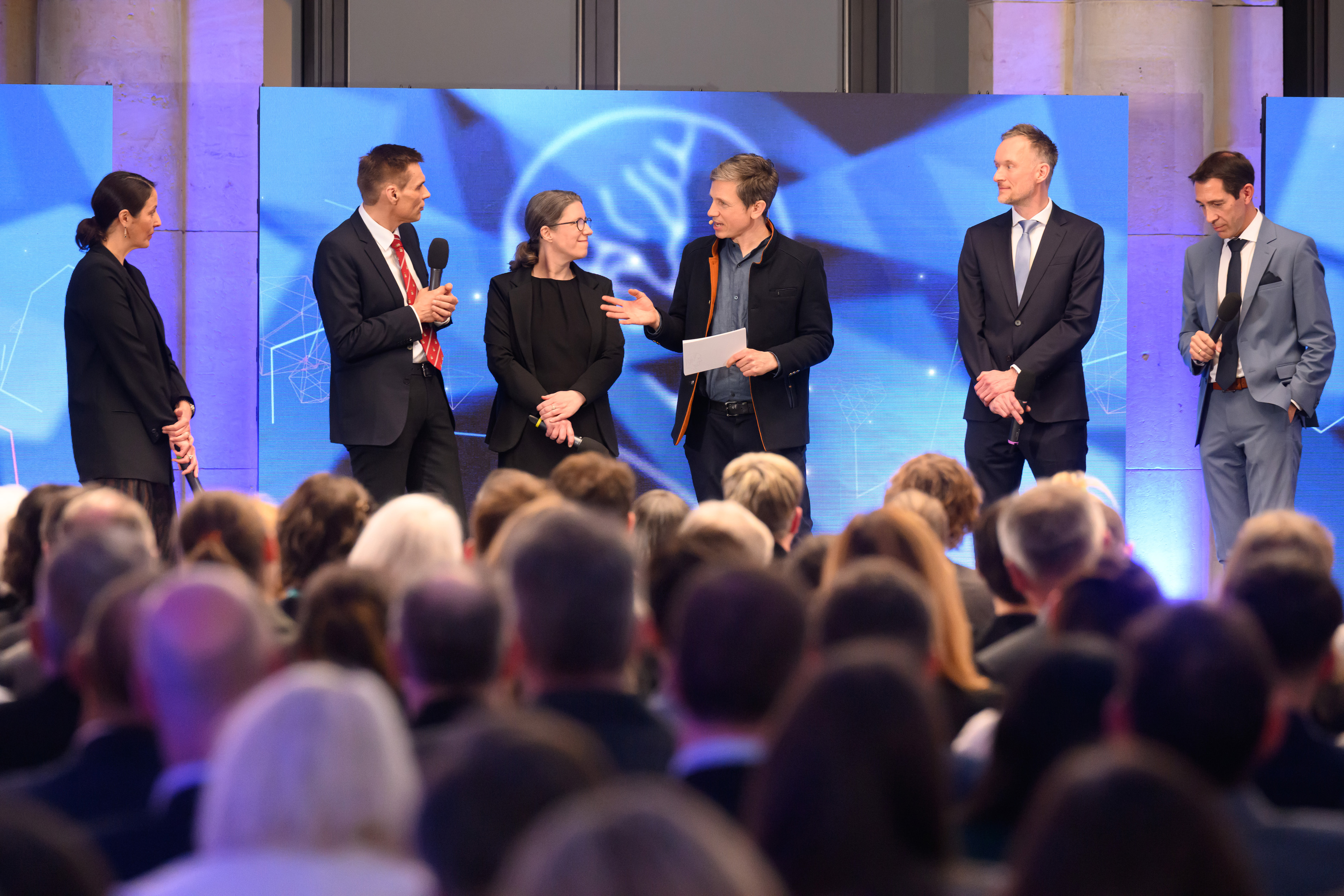 Sprachen unter anderem über die Voraussetzungen für gute Wissenschaft: Julia Mahamid, Armido Studer, Barbara Vetter, Moderator Johannes Büchs, Frank Pollmann und Klaus Blaum (v.l.n.r.)