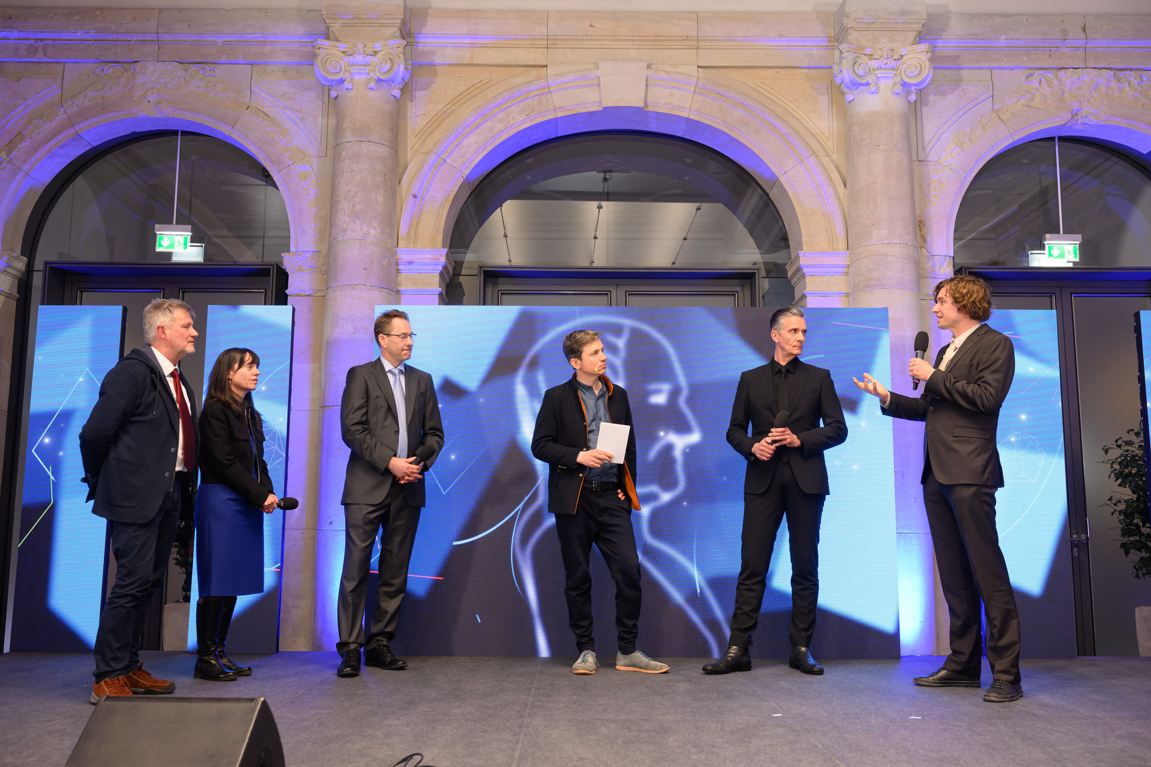 In einer zweiten Gesprächsrunde diskutierten Klaus-Robert Müller, Cornelia Zumbusch, Christian Hasse, Moderator Johannes Büchs, Christian Doeller sowie Johannes Krause (v.l.n.r.) Themen wie die Resilienz der Wissenschaft und den Umgang mit Künstlicher Intelligenz 