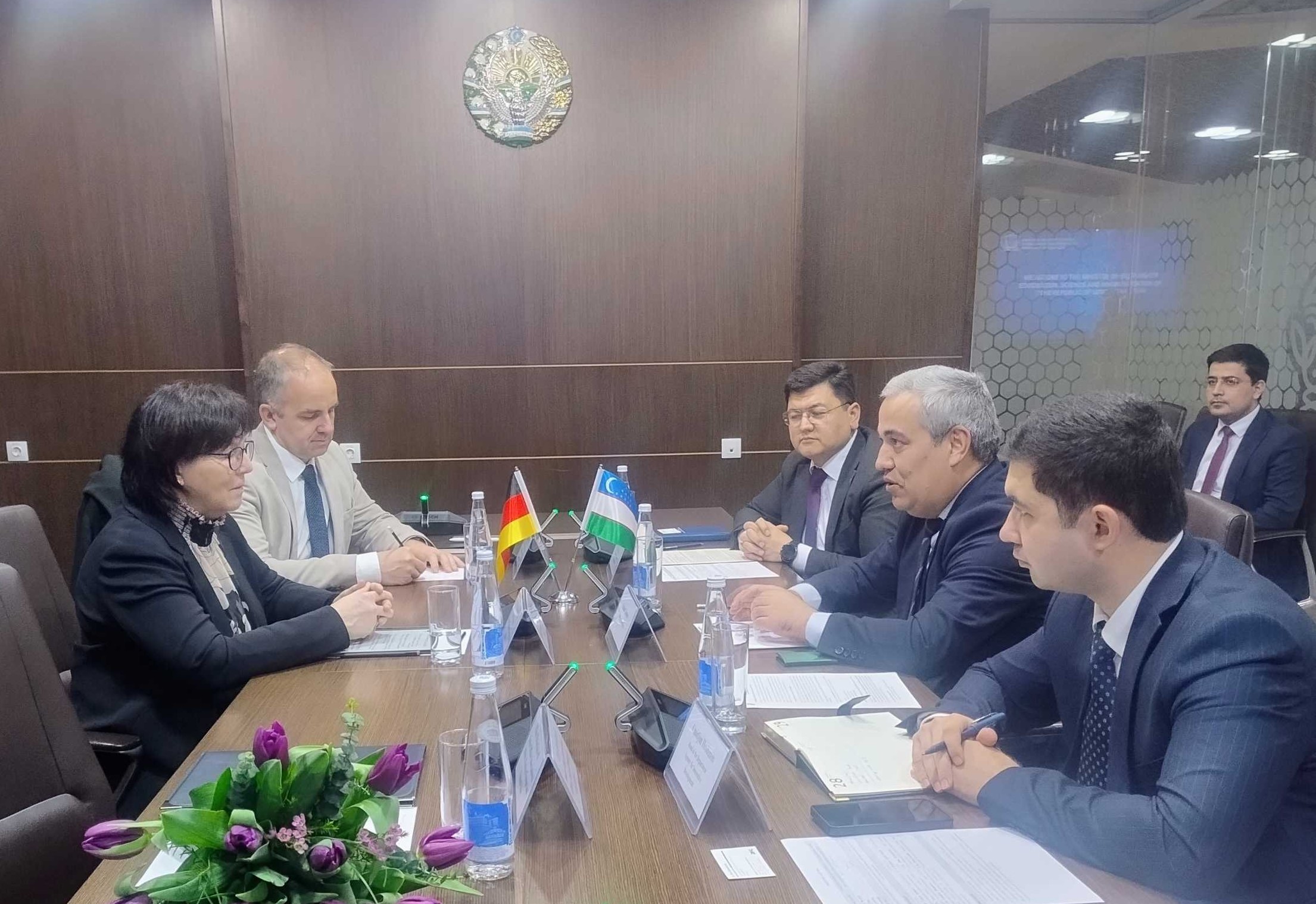 Bild von einer Gesprächsrunde, in der die DFG-Vizepräsidentin Jacobs im Gespräch mit dem Vizeminister des Ministry of Higher Education, Science and Innovation of the Republic of Uzbekistan Salomov und Vertretern der Agency for Innovative Development die deutsche Exzellenzstrategie vorstellte und Unterstützungsmöglichkeiten für zukünftige bilaterale Forschungskooperationen diskutierte