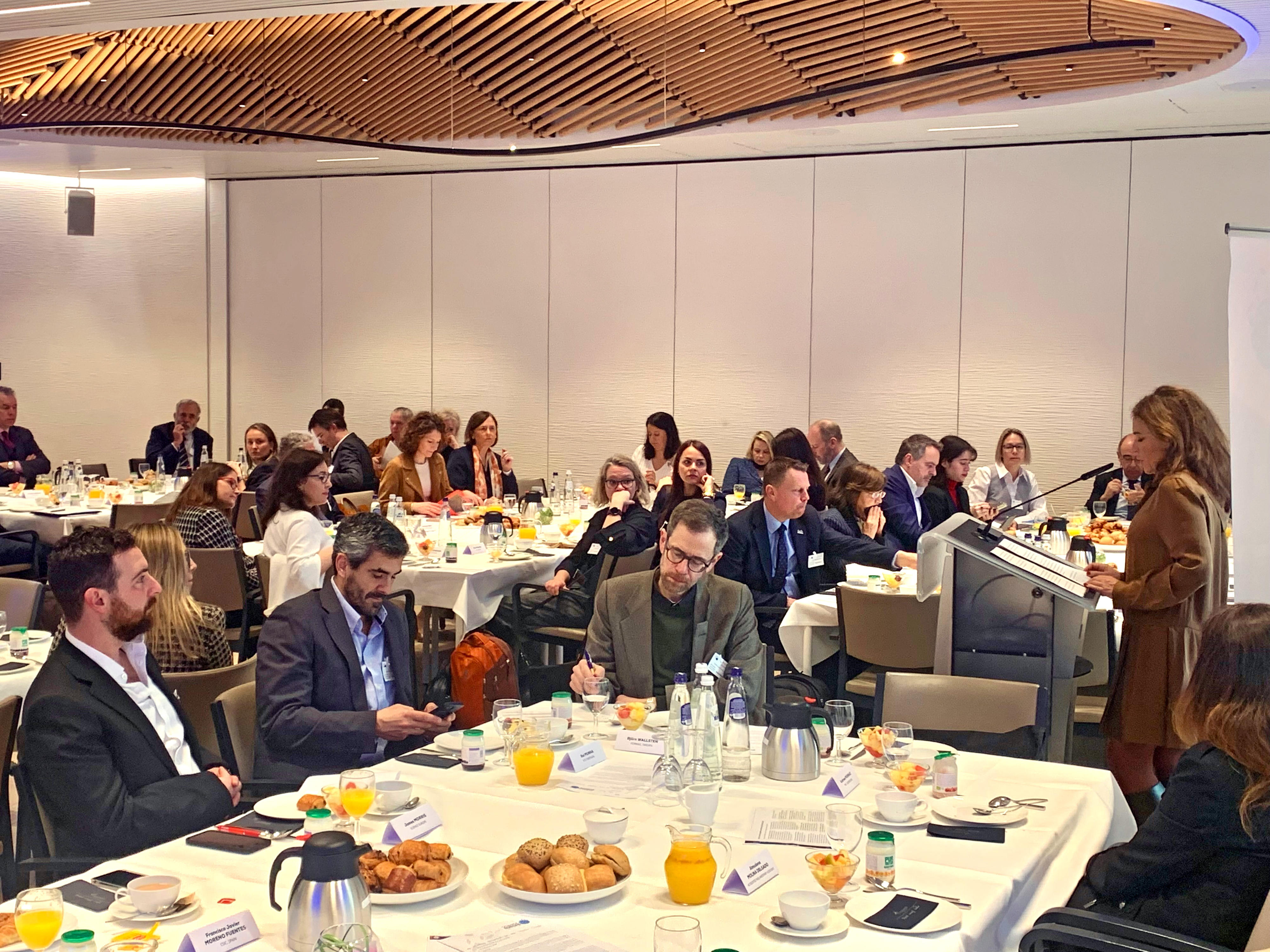picture of the dining room at the parliamentary breakfast