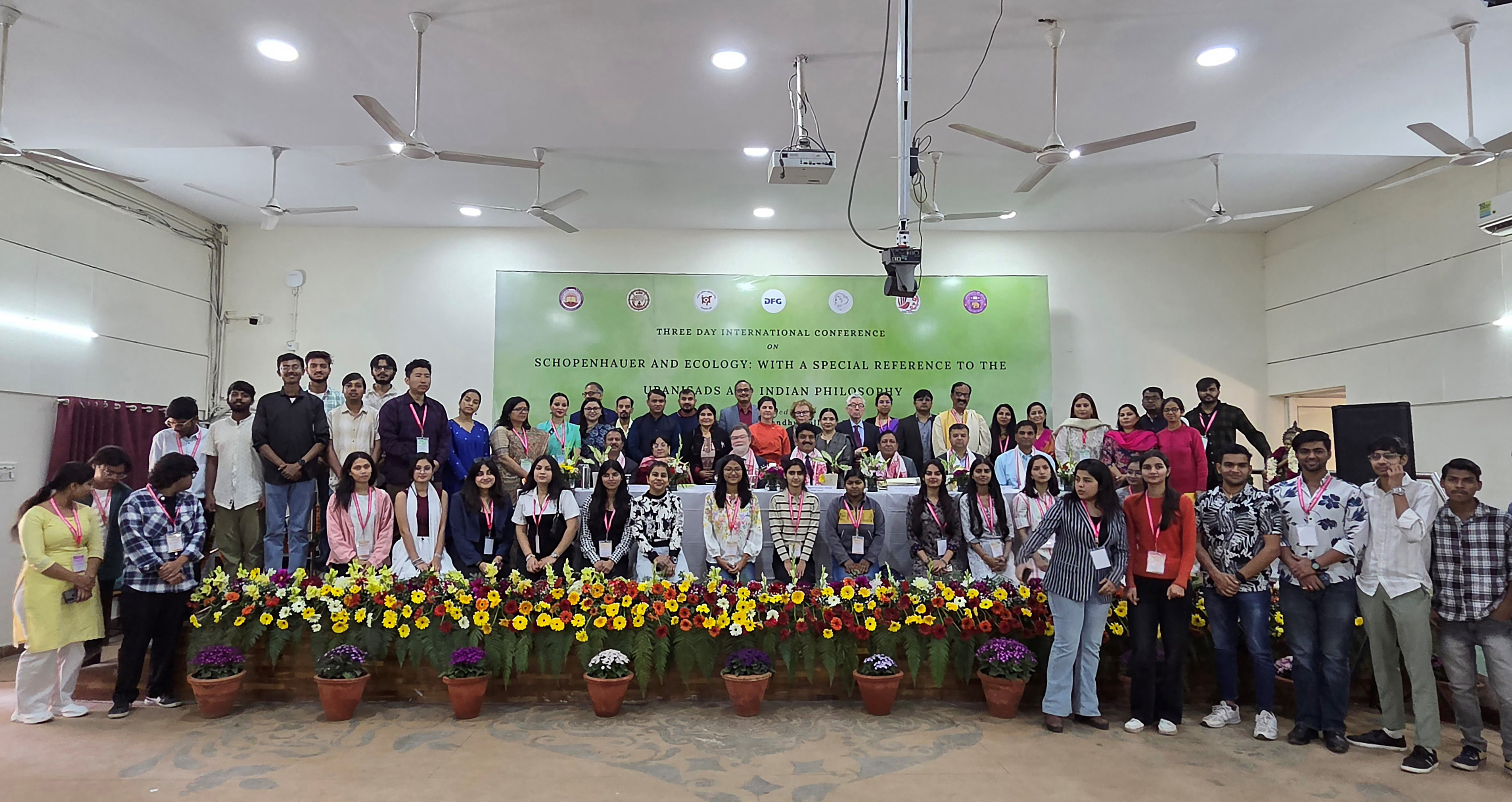 group picture of the participants of the conference 
