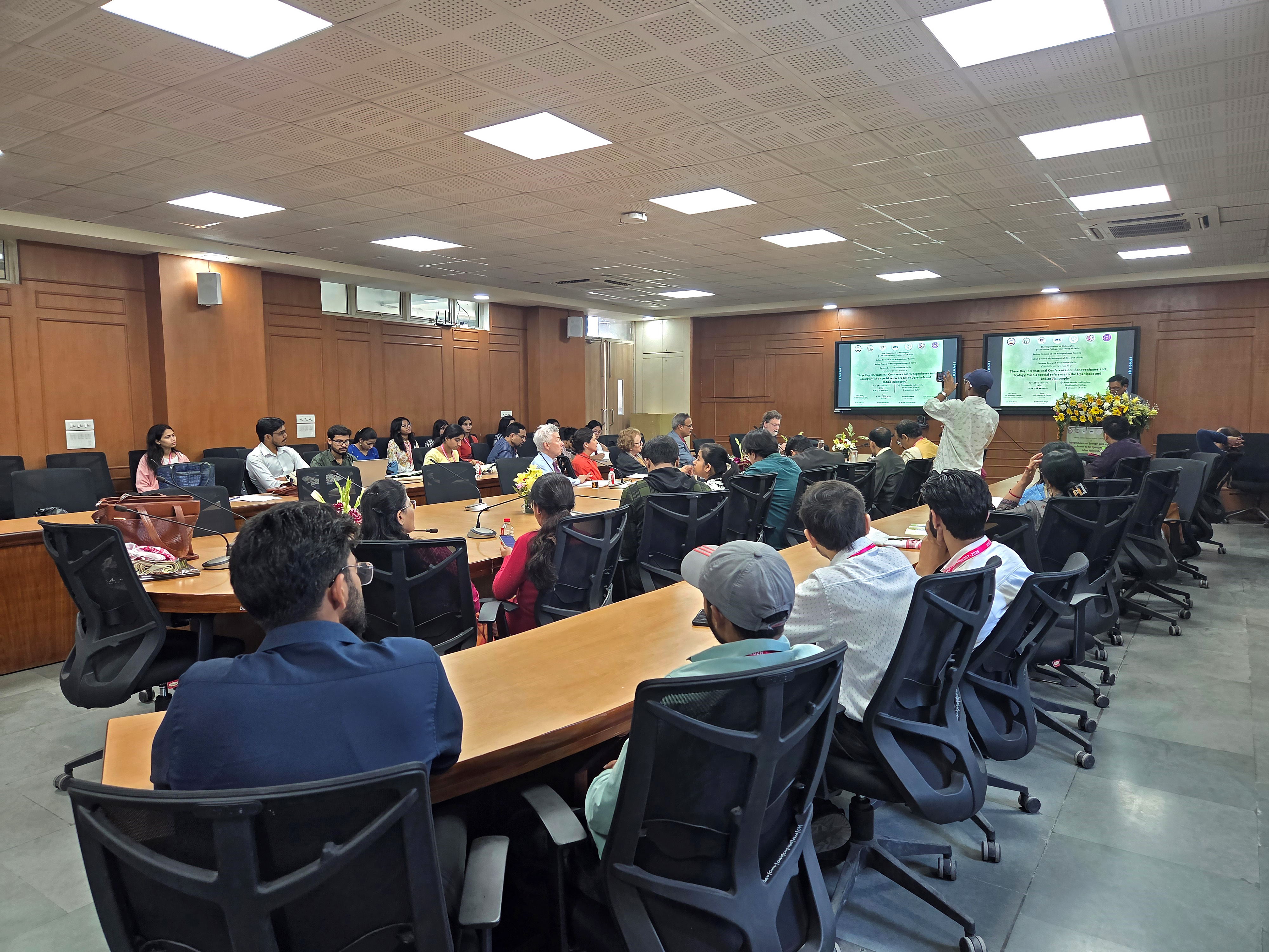 picture of a meeting with participants at a scientific session during the conference 