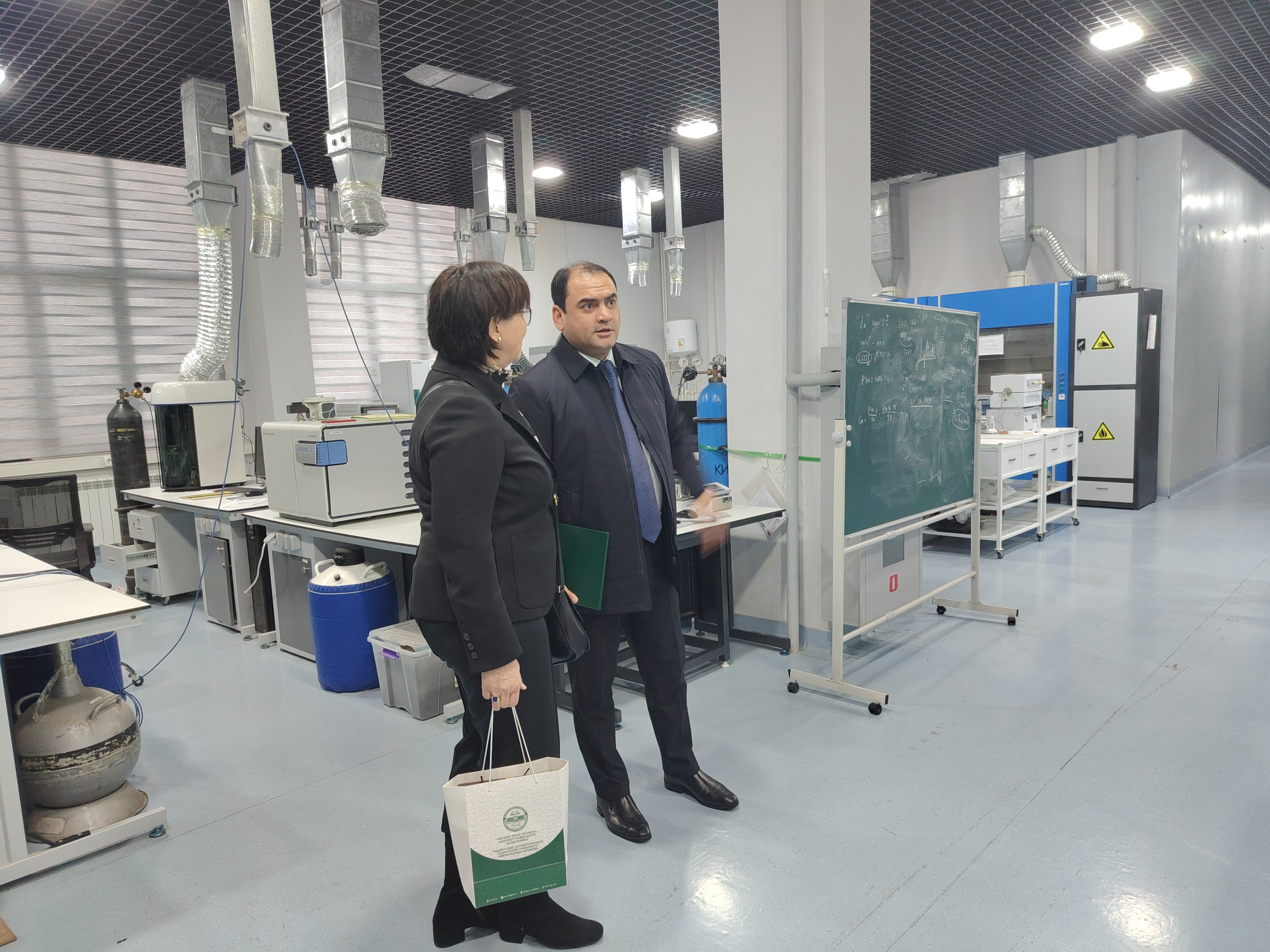 DFG Vice President Jacobs and Sardor Donaev, Vice Rector of Tashkent State Technical University, continued their discussions on opportunities for cooperation during a visit to the university’s ongoing research activities. 