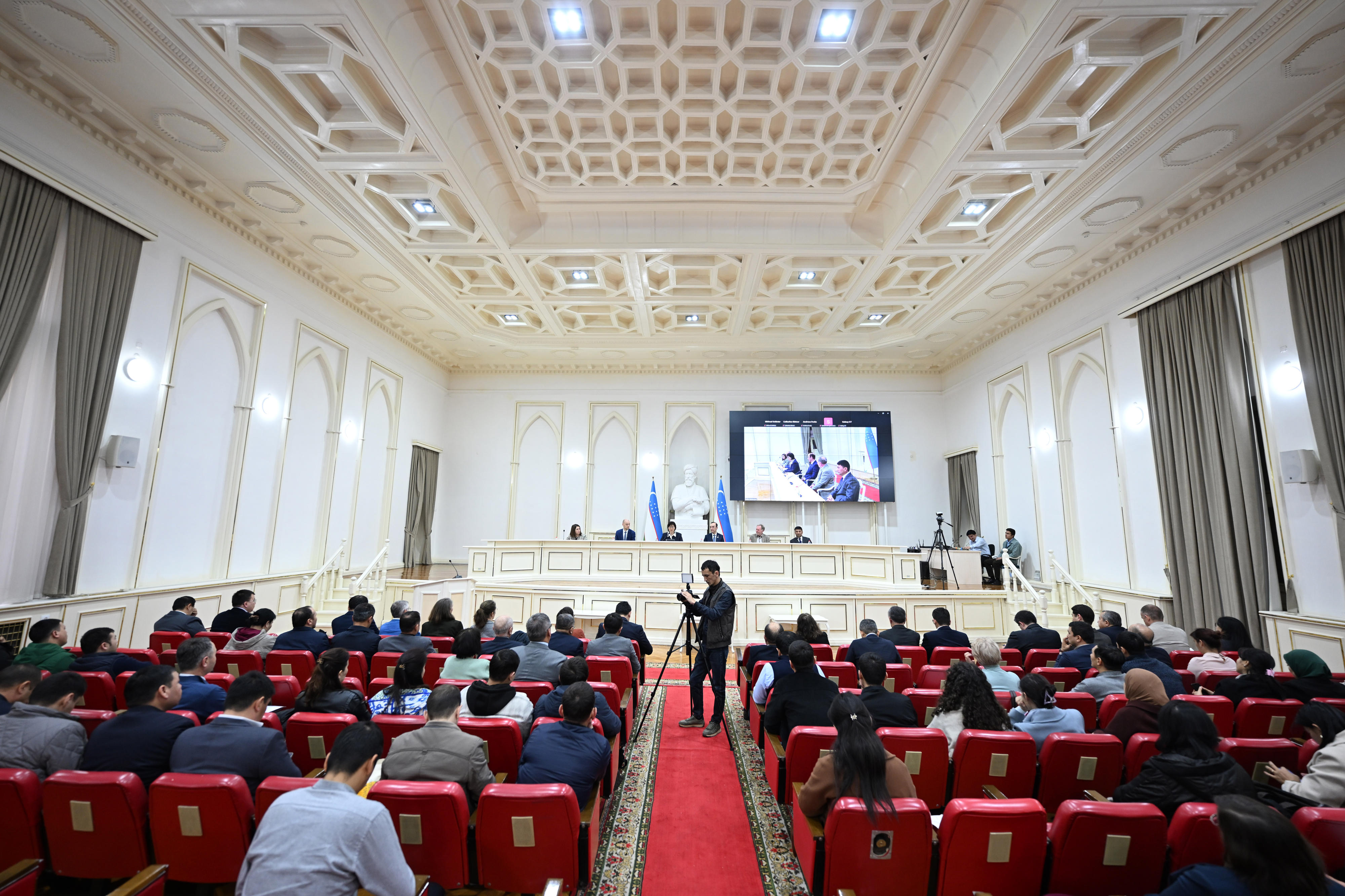 Picture of the hall at Academy in Tashkent at the Opening of the DFG workshop: in addition to those given by DFG Vice President Jacobs and DFG Senate member Guggenberger, other welcome addresses were delivered by Clemens Schwanhold, Permanent Representative of the German Embassy in Tashkent, and Shavkat Ayupov, President of the Uzbek Academy of Sciences. The session was chaired by Shakhlokhon Turdikulova, Vice President of the Uzbek Academy of Sciences.