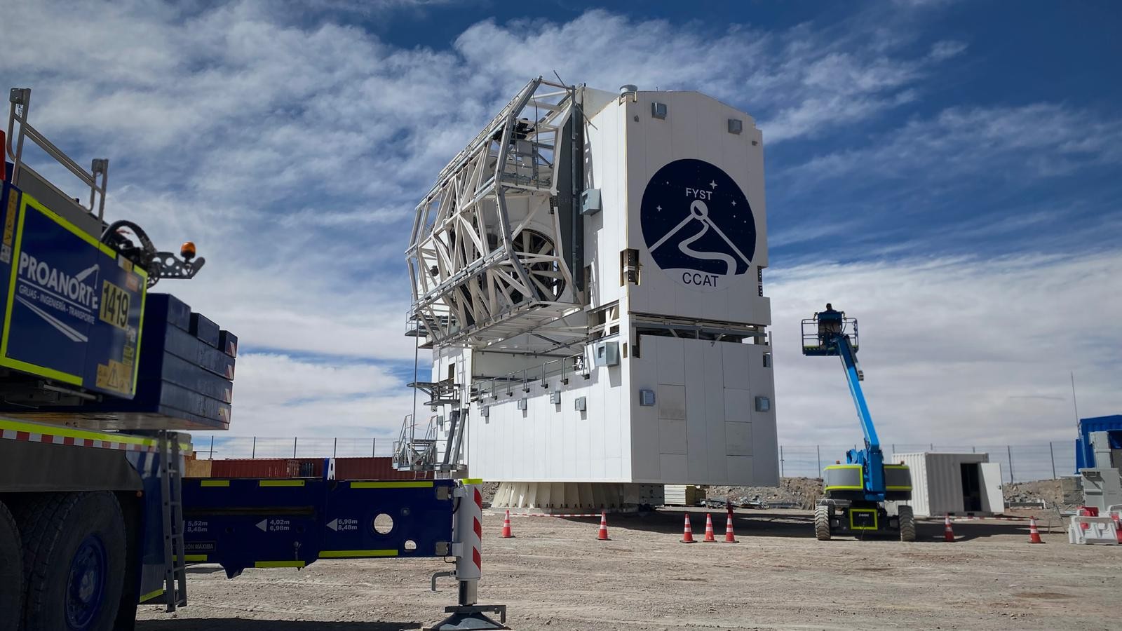 Blick von schräg unten auf das Fred-Young-Submillimeterteleskop.
