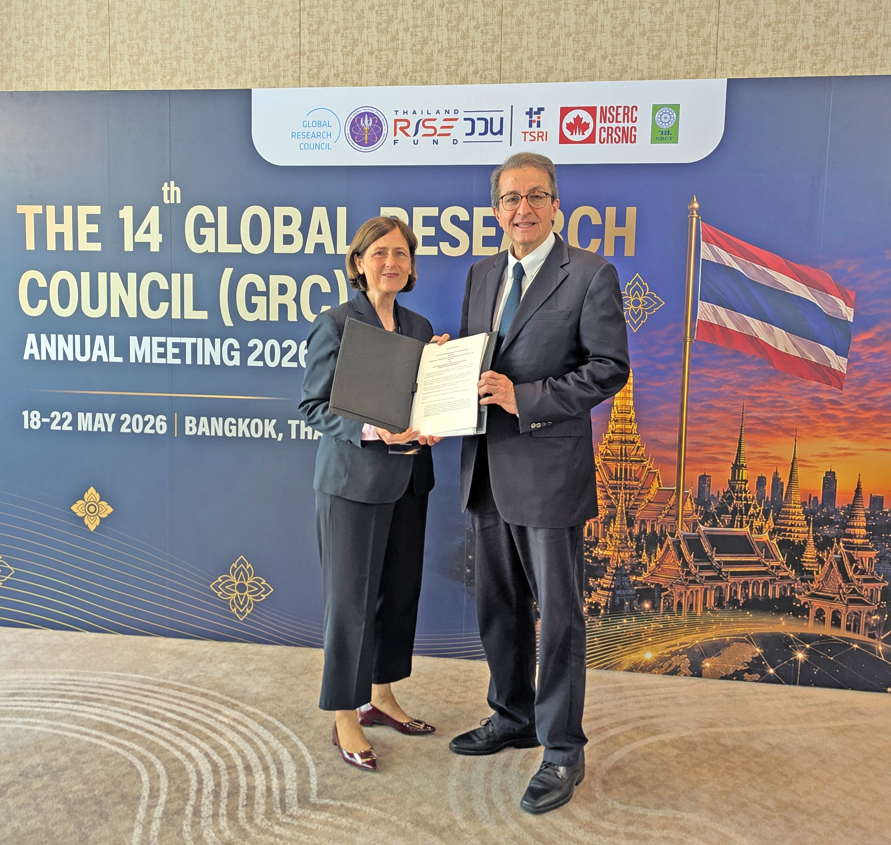 Picture of Professor Alejandro Adem,  President of the Natural Sciences and Engineering Research Council of Canada, and Prof. Dr. Katja Becker, President of the DFG, 