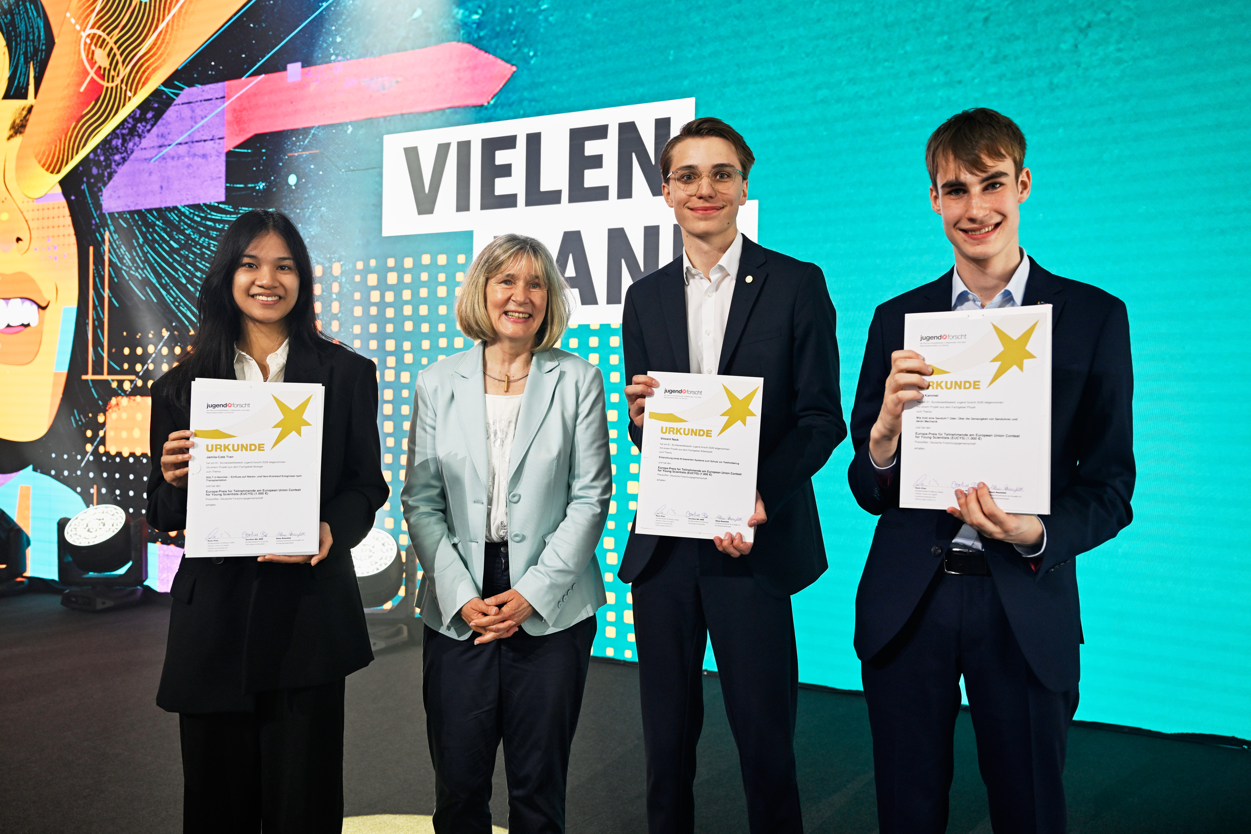 Gruppenbild: DFG-Generalsekretärin Dr. Heide Ahrens (2.v.l.) verlieh den Europa-Preis beim „Jugend forscht“-Finale in Hamburg an Jamila-Cate Tran, Vincent Nack und Tim Kammel (v.l.n.r.).