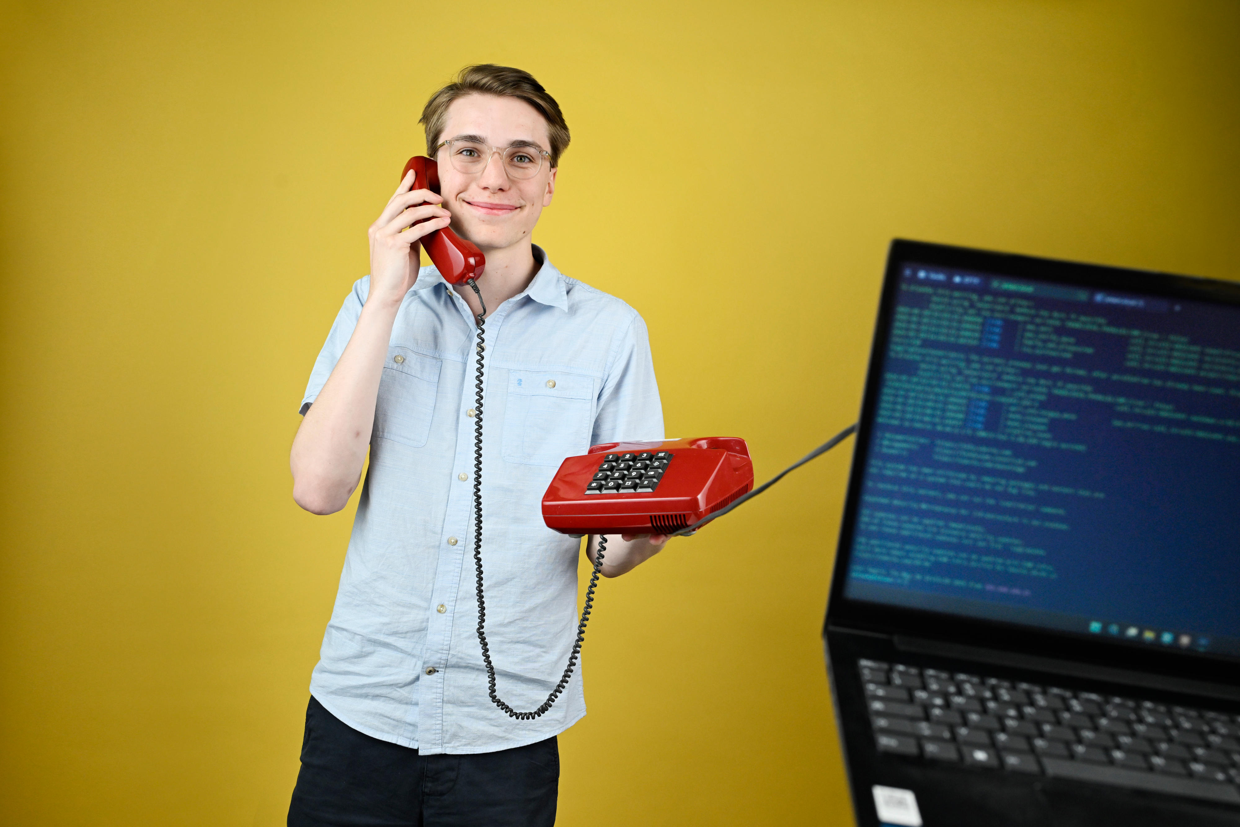 Europa-Preis 2026-Gewinner Vincent Nack hält ein Telefon in der Hand, im Vordergrund steht ein Laptop