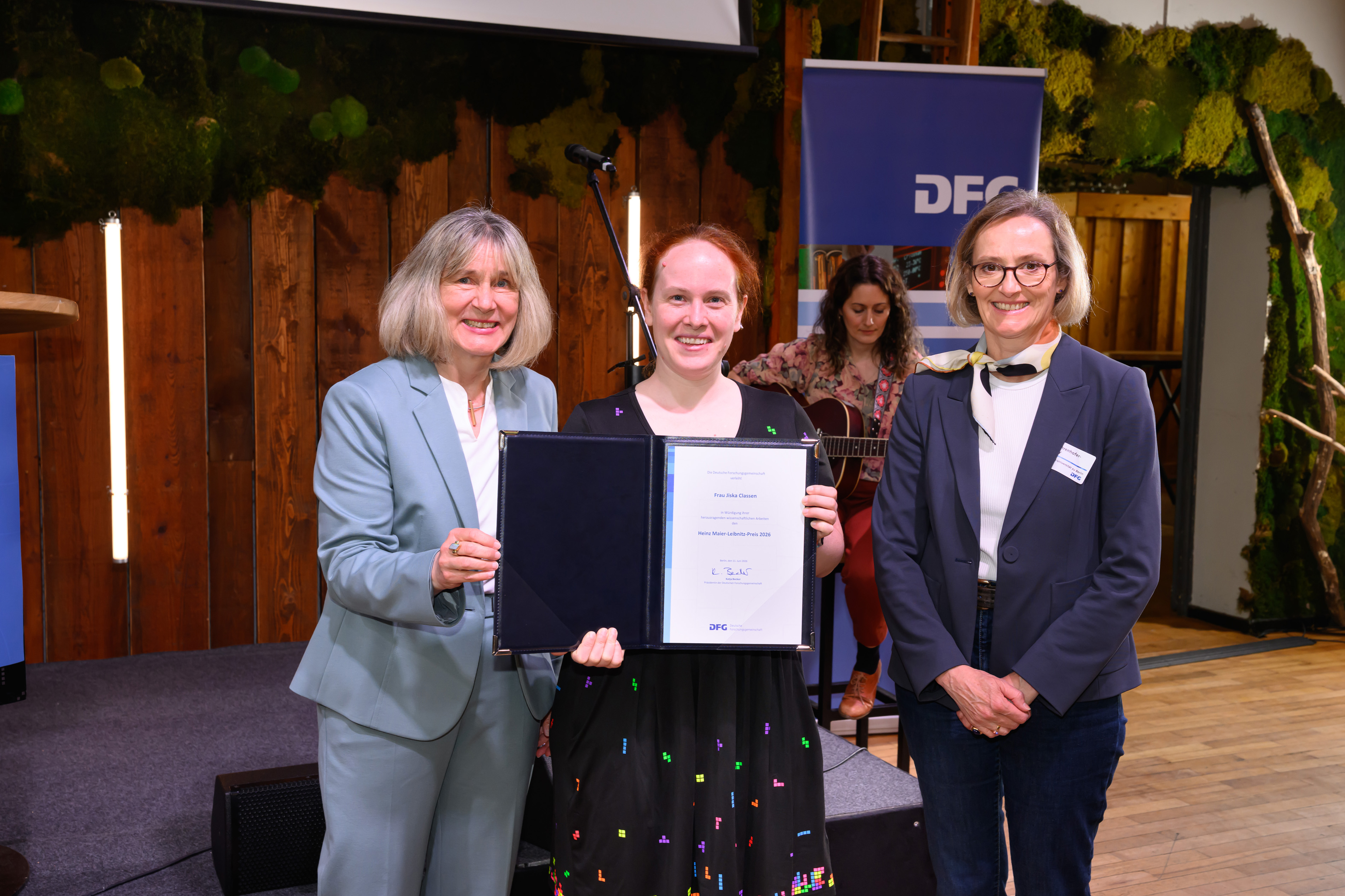 Preisverleihung an Prof. Dr.-Ing. Jiska Classen - mit DFG-Generalsekrtärin Dr. Heide Ahrens und Prof. Dr. Ann Elizabeth Ehrenhofer-Murray (Mitglied des Auswahlausschusses)
