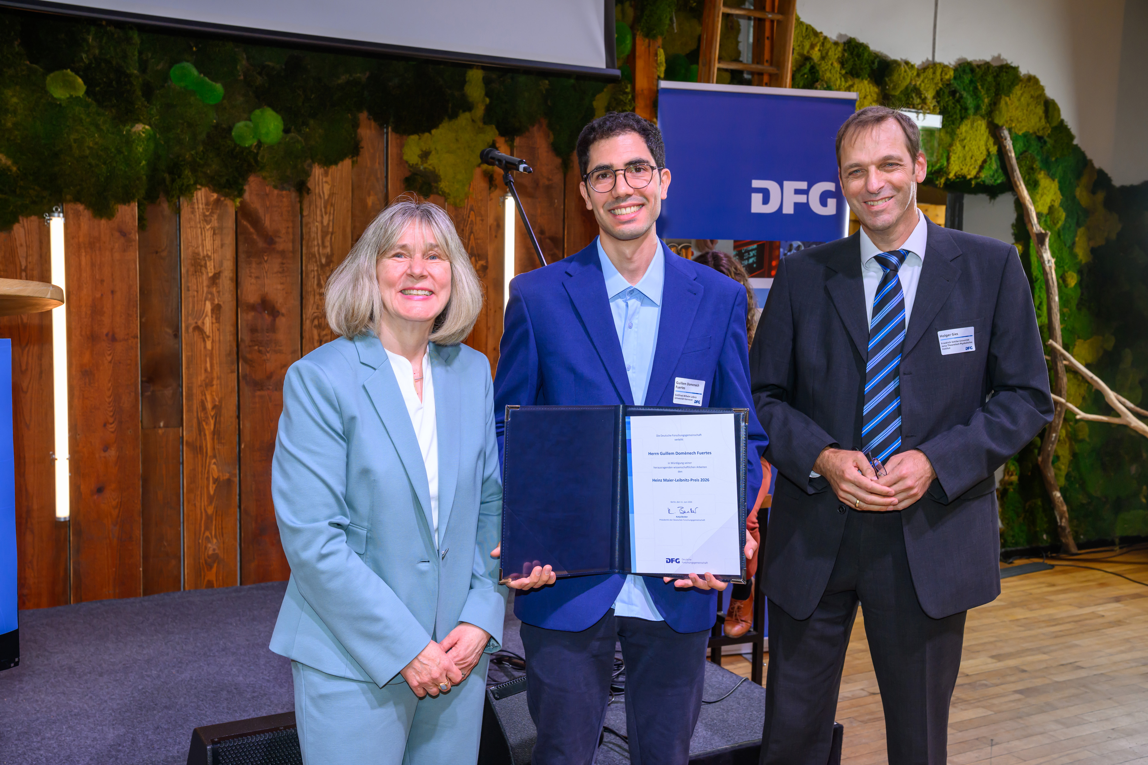 Preisverleihung an Dr. Guillem Domènech Fuertes - mit DFG-Generalsekretärin Dr. Heide Ahrens und Prof. Dr. Holger Gies (Mitglied des Auswahlausschusses)
