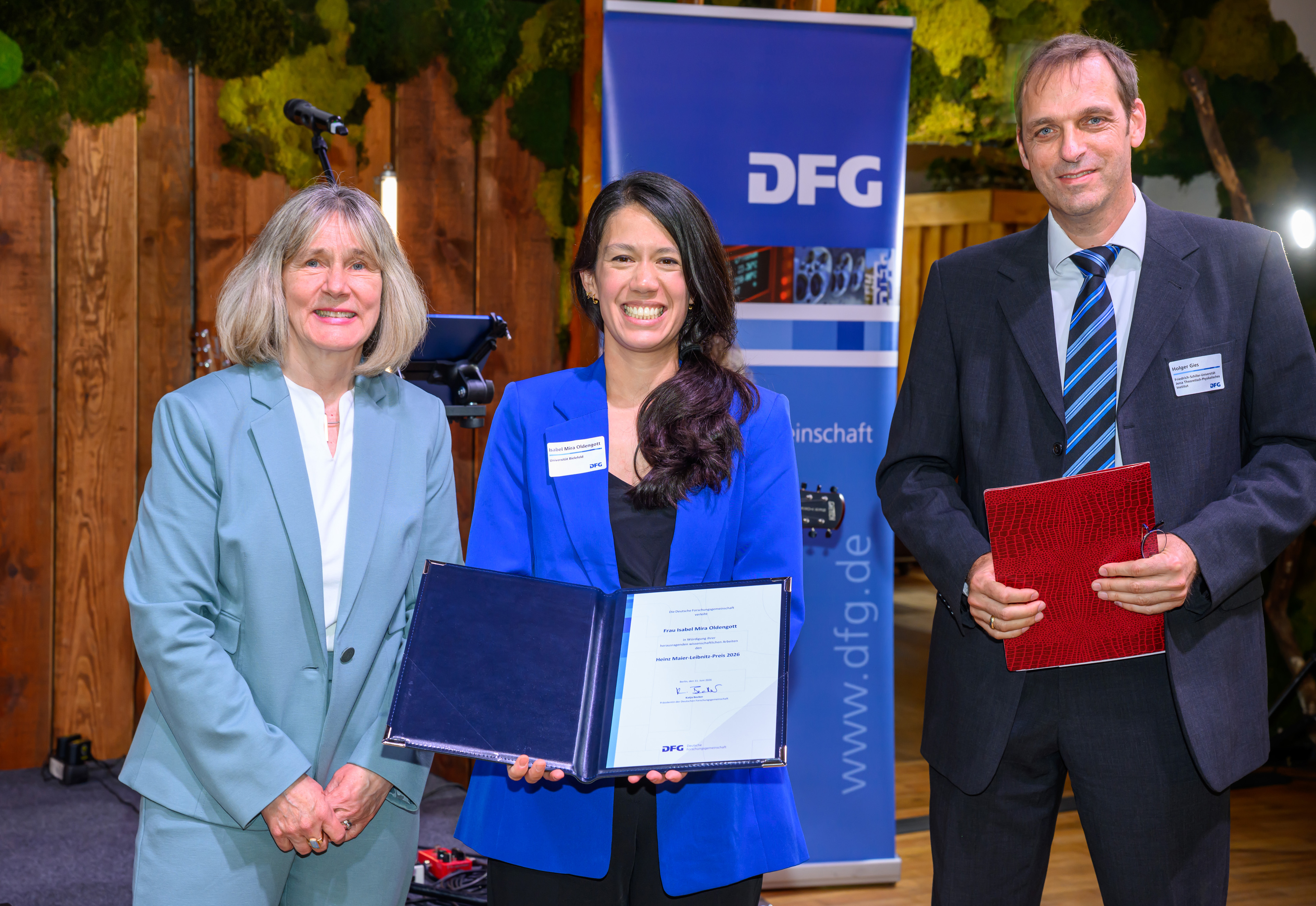 Preisverleihung an Dr. Isabel Mira Oldengott - mit DFG-Generalsekretärin Dr. Heide Ahrens und Prof. Dr. Holger Gies (Mitglied des Auswahlausschusses)