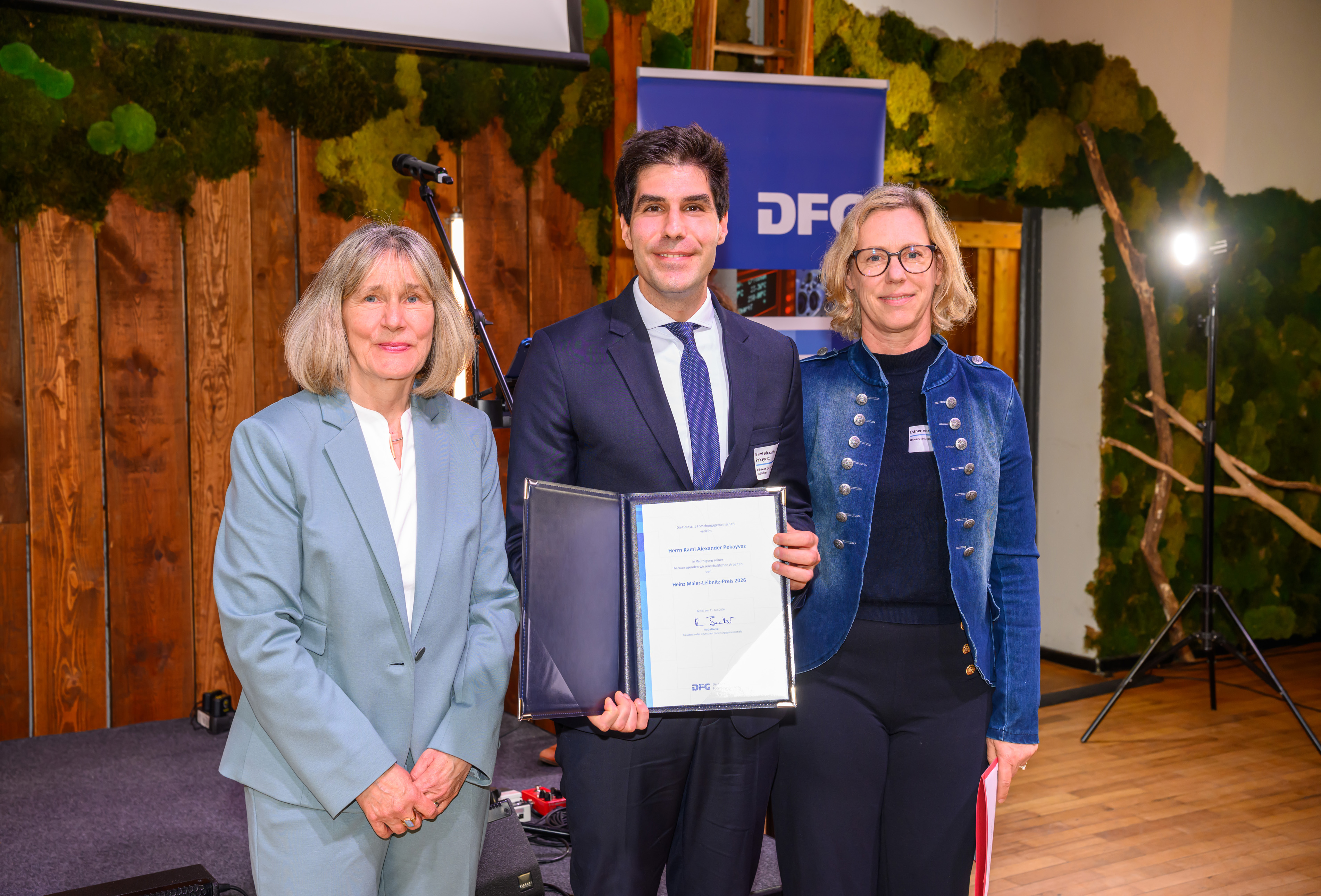 Preisverleihung an Dr. Kami Alexander Pekayvaz - mit DFG-Generalsekretärin Dr. Heide Ahrens und Prof. Dr. Esther von Stebut (Mitglied des Auswahlausschusses)