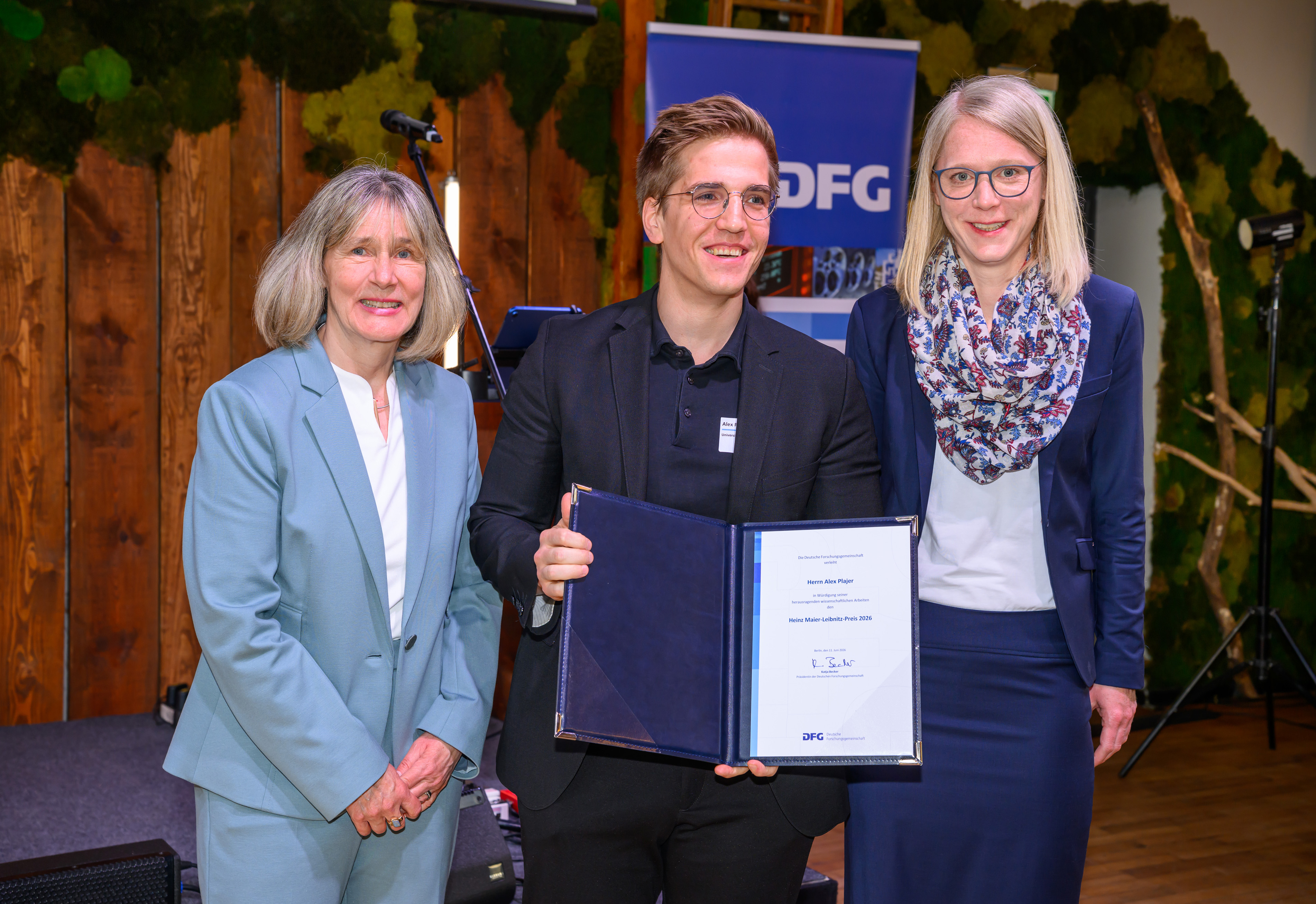 Preisverleihung an Prof. Dr.Alex Plajer - mit DFG-Generalsekretärin Dr. Heide Ahrens und Prof. Dr. Inke Siewert (Mitglied des Auswahlausschusses)
