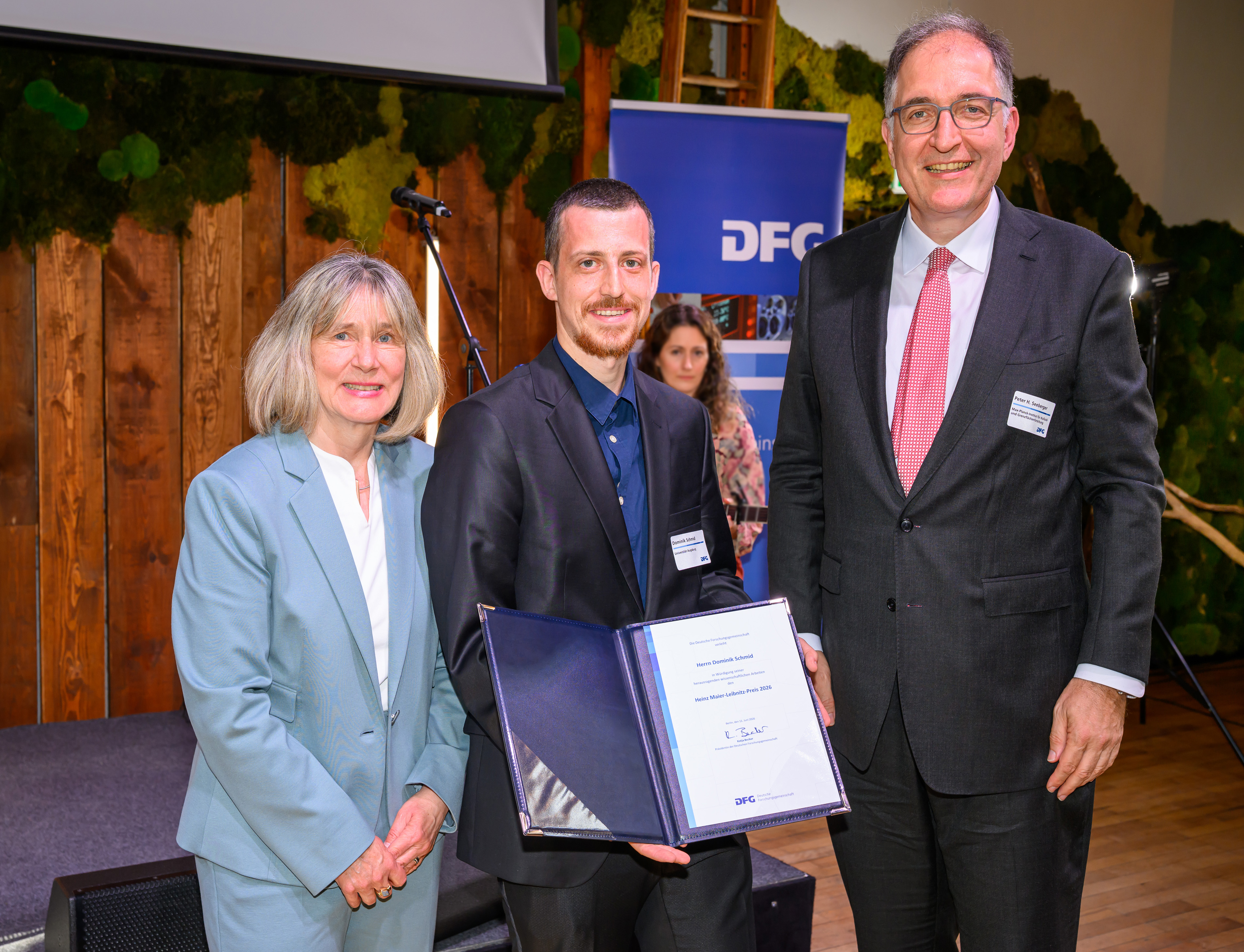 Preisverleihung an Prof. Dr. Dominik Schmid - mit DFG-Generalsekretärin Dr. Heide Ahrens und Prof. Dr. Peter H. Seeberger (Vorsitzender des Auswahlausschusses)