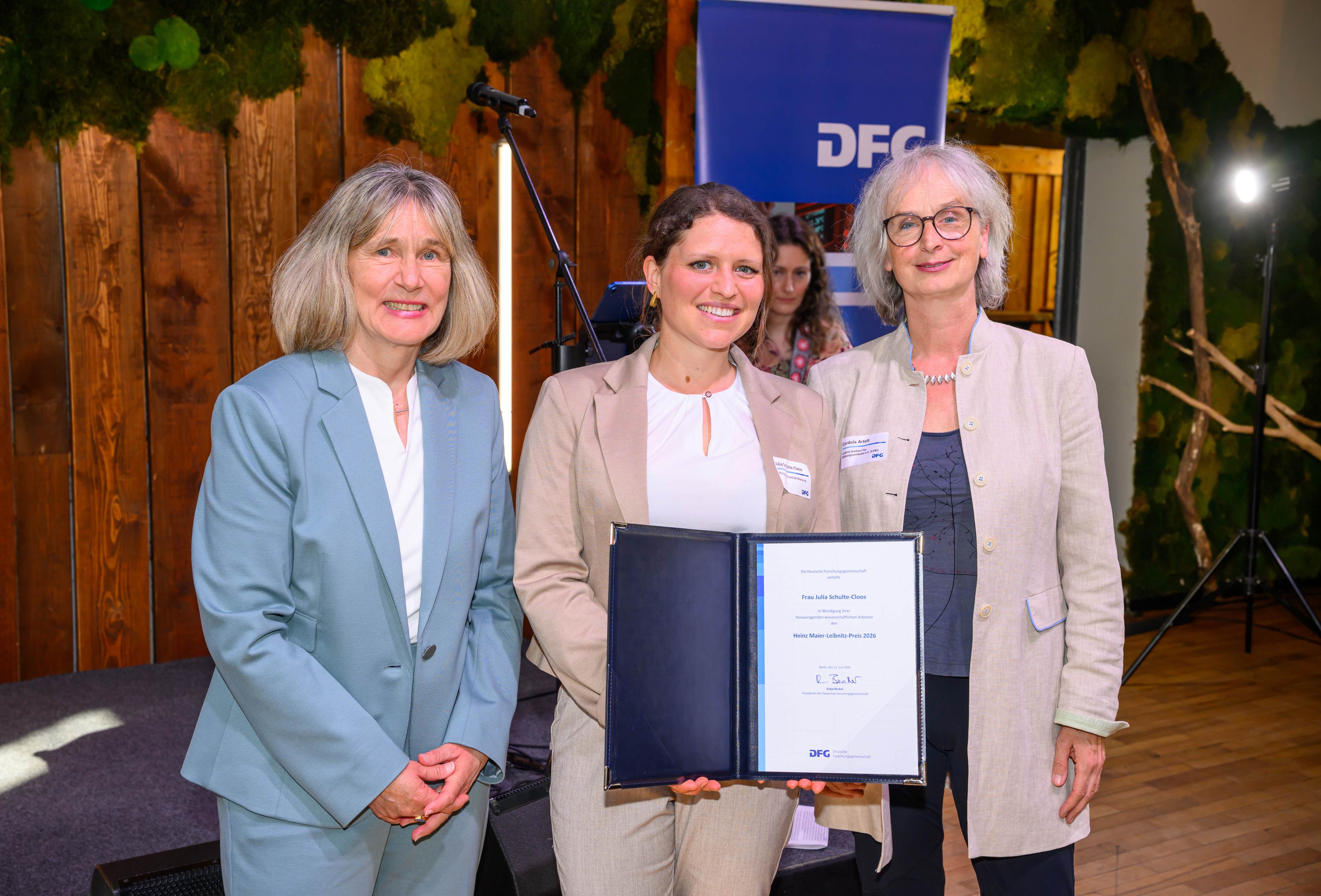 Preisverleihung an Prof. Dr. Julia Schulte-Cloos - mit DFG-Generalsekretärin Dr. Heide Ahrens und Prof. Dr. Cordula Artelt (Mitglied des Auswahlausschusses)
