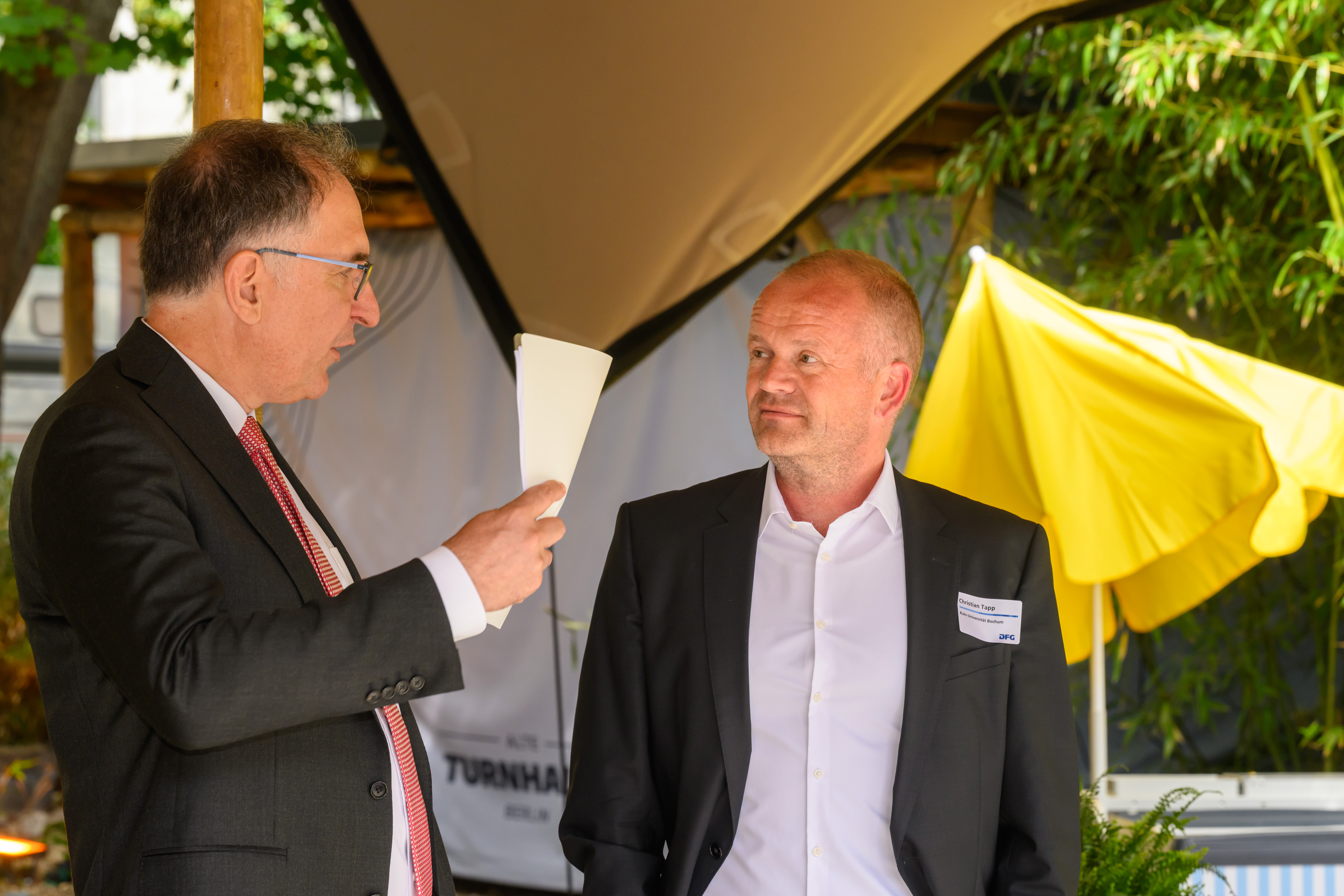 Der Vorsitzende des Auswahlausschusses Peter Seeberger (l.) im Gespräch mit Christian Tapp, Mitglied des Ausschusses