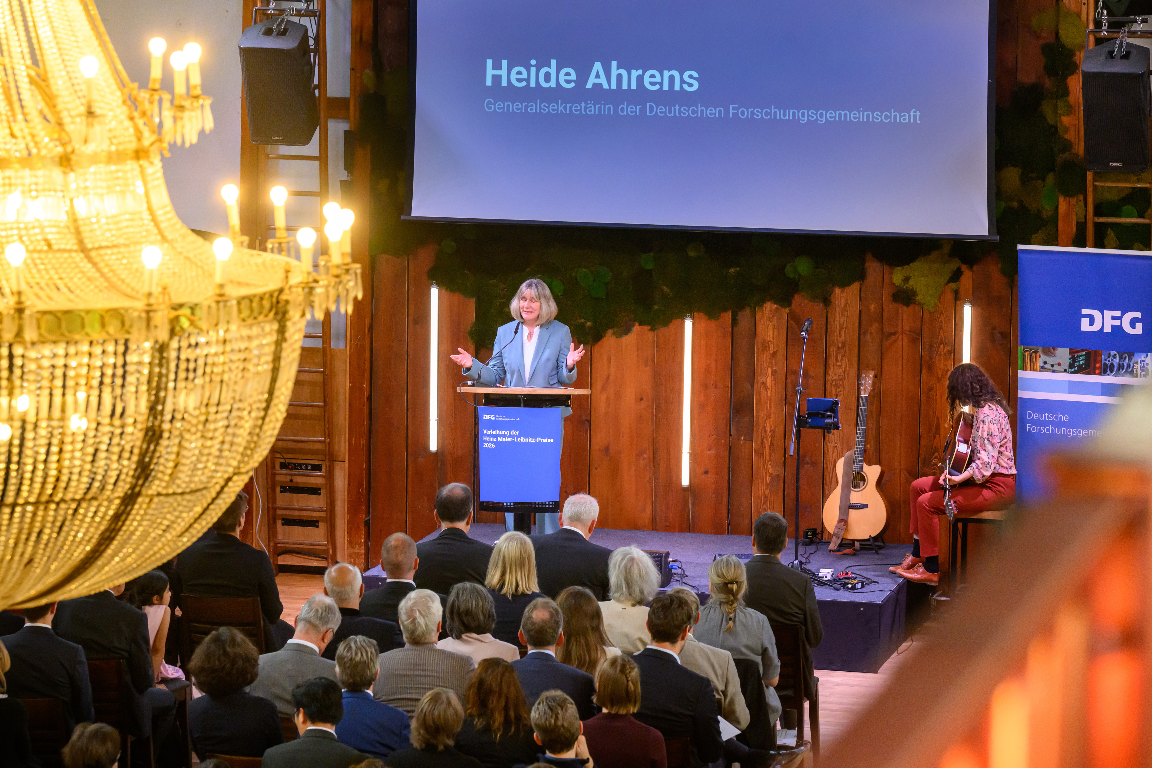 Blick in den Saal mit DFG-Generalsekretärin Dr. Heide Ahrens auf der Bühne