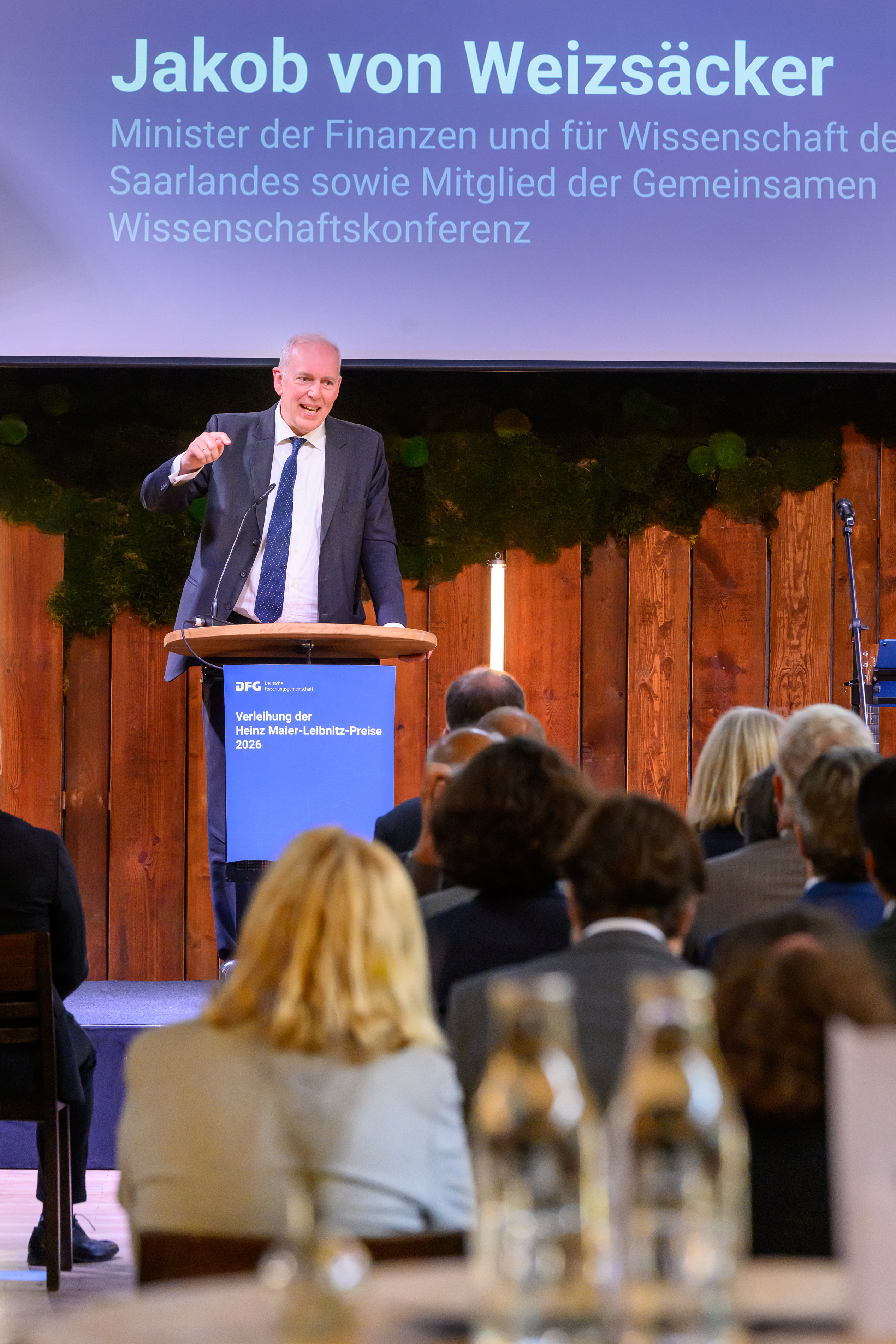 Jakob von Weizsäcker, Minister für Finanzen und Wissenschaft des Saarlandes und Mitglied der Gemeinsamen Wissenschaftskonferenz, steht auf der Bühne und spricht
