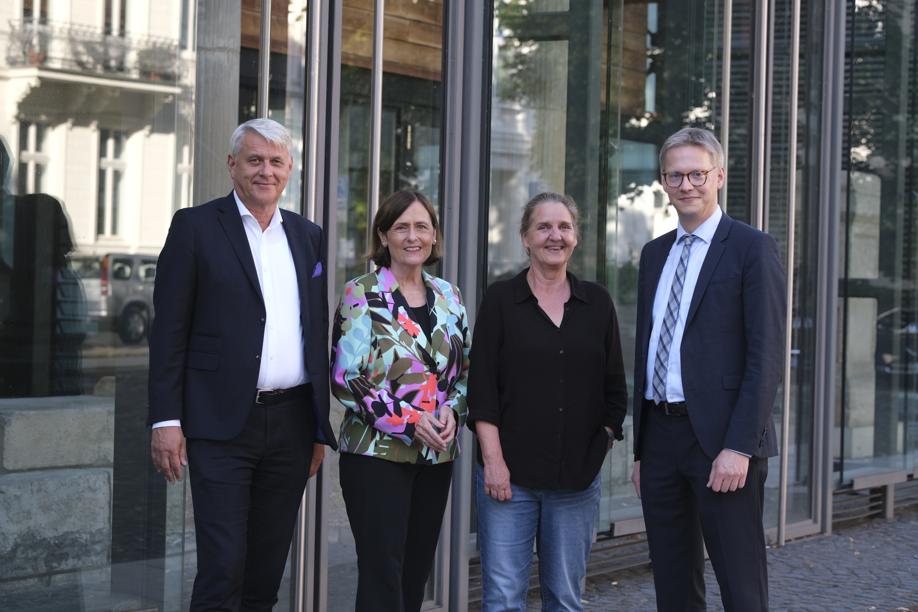 Volker Meyer-Guckel (Generalsekretär des Stifterverbandes), Prof. Dr. Katja Becker (Präsidentin der Deutschen Forschungsgemeinschaft), Prof. Dr. Ute Schmid (Preisträgerin des Communicator-Preises 2026 und Professorin für Kognitive Systeme, Universität Bamberg), Prof. Dr. Johannes Grave (Juryvorsitzender des Communicator-Preises und Vizepräsident der Deutschen Forschungsgemeinschaft) 