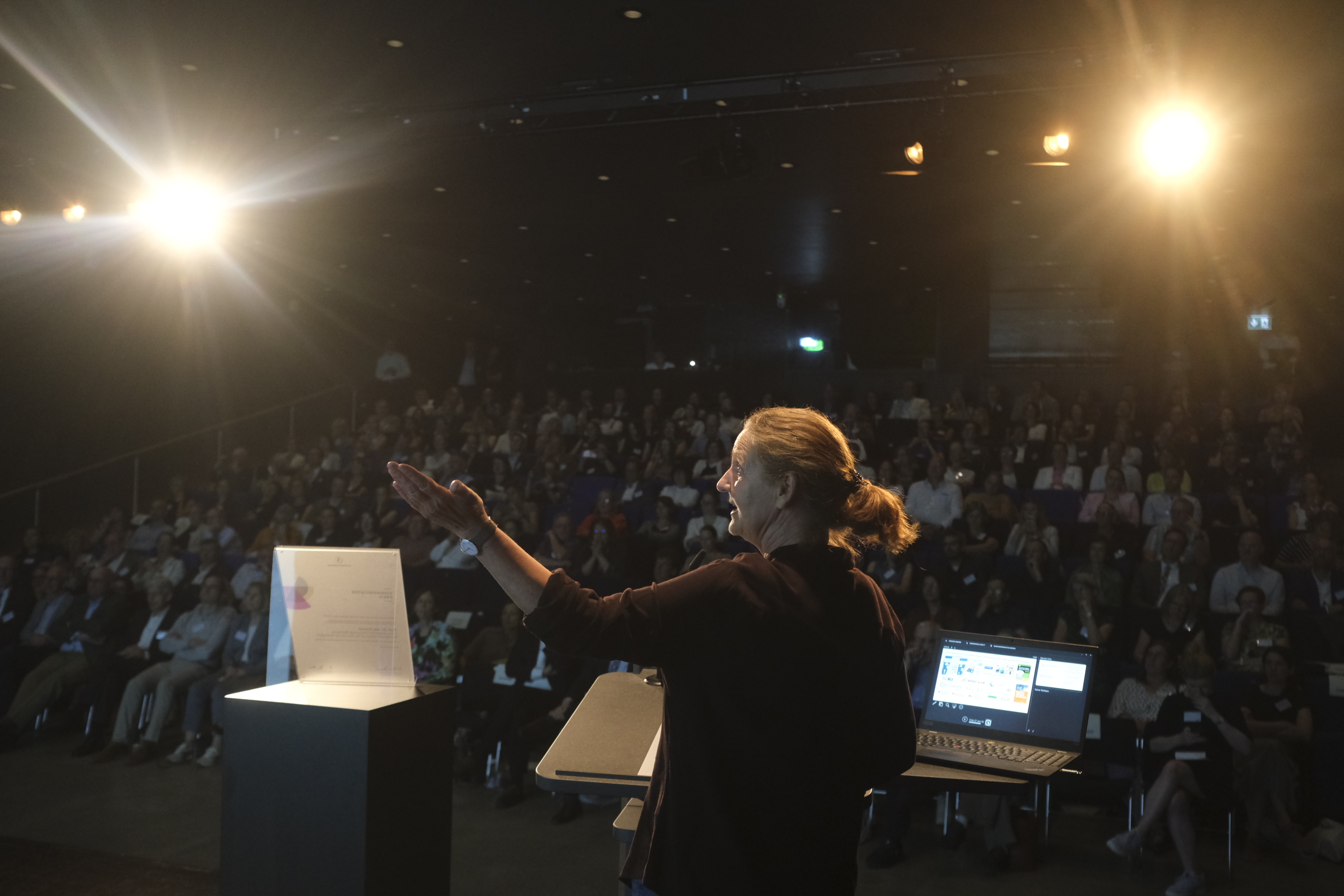 Prof. Dr. Ute Schmid (Preisträgerin des Communicator-Preises 2026 und Professorin für Kognitive Systeme, Universität Bamberg) bei Ihrem Vortrag zu Künstlicher Intelligenz und Menschlicher Expertise 