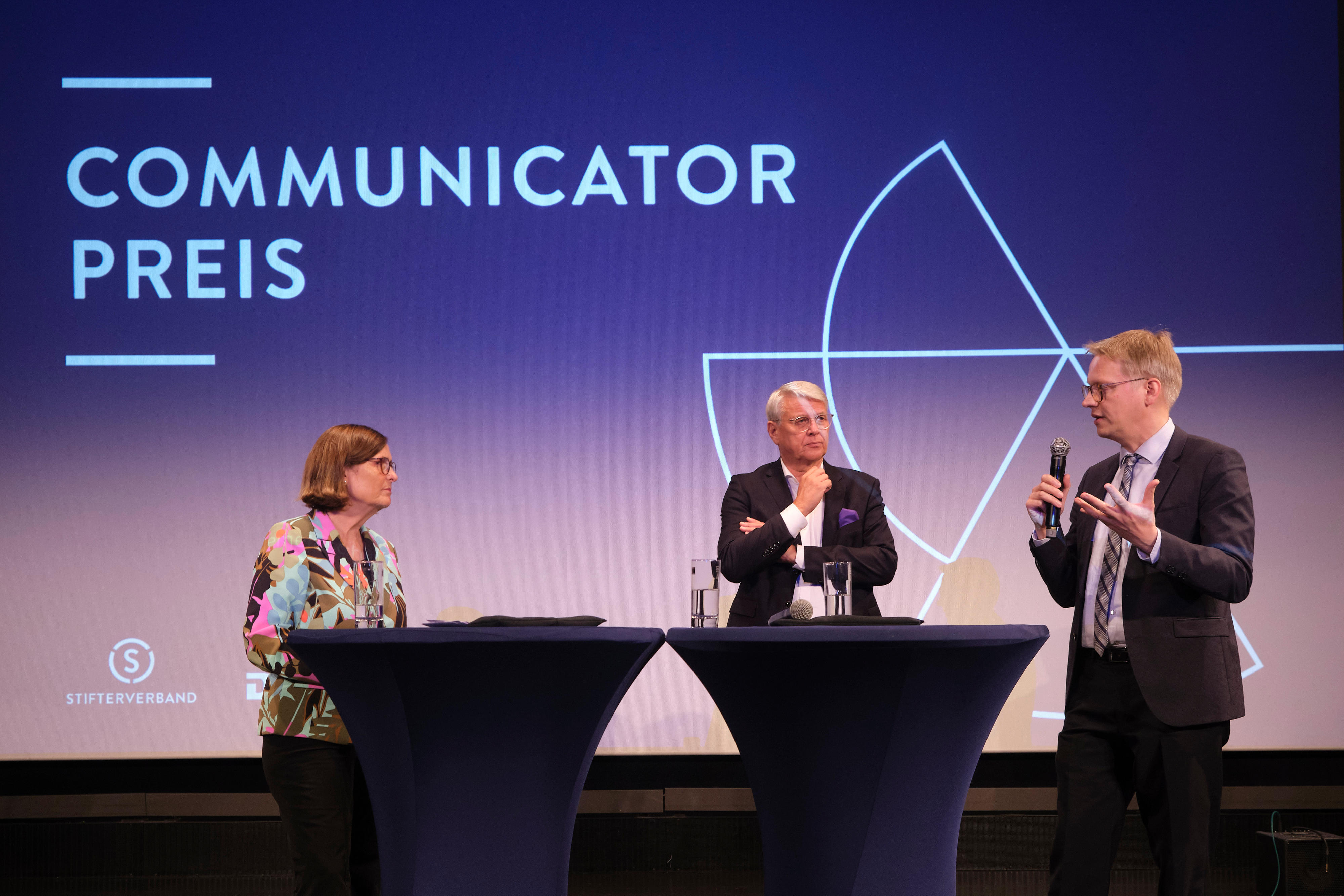 Prof. Dr. Katja Becker (President of the DFG), Volker Meyer-Guckel (Secretary General of the Stifterverband), and Prof. Dr. Johannes Grave (Chair of the Communicator Prize jury and Vice President of the DFG) in conversation about academic freedom and the role that science communication can play in this context