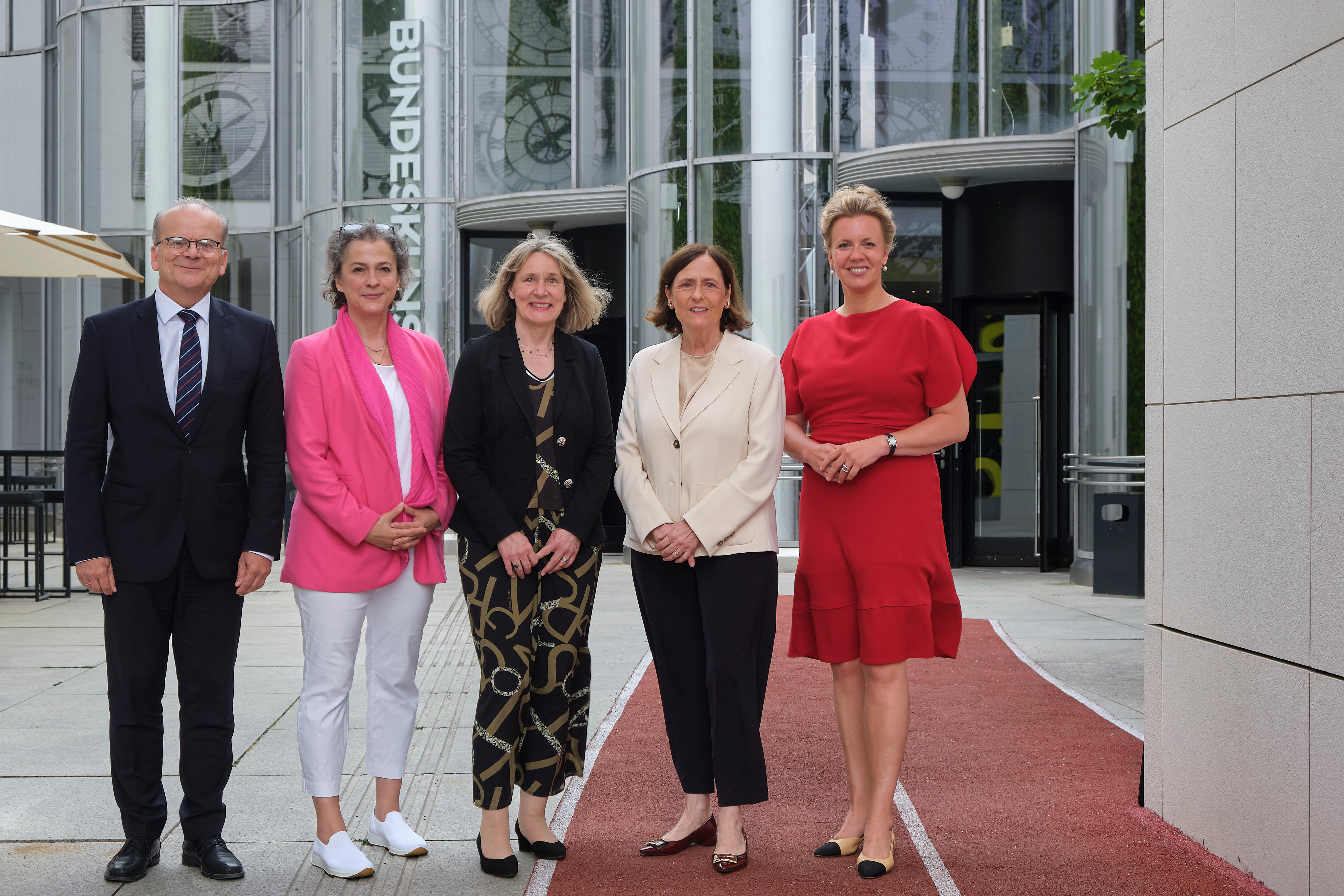 Gruppenbild vor der Bundeskunsthalle