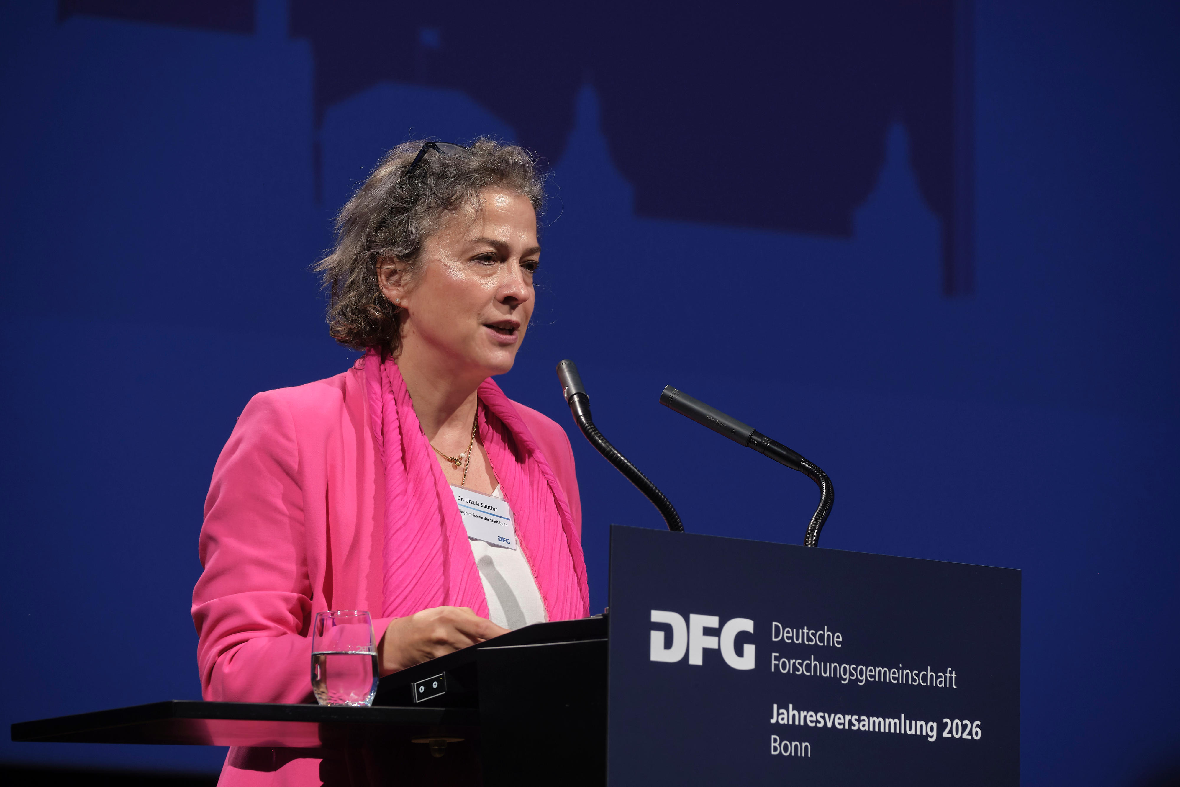 Die Bürgermeisterin der Stadt Bonn Dr. Ursula Sautter steht am Rednerpult und spricht