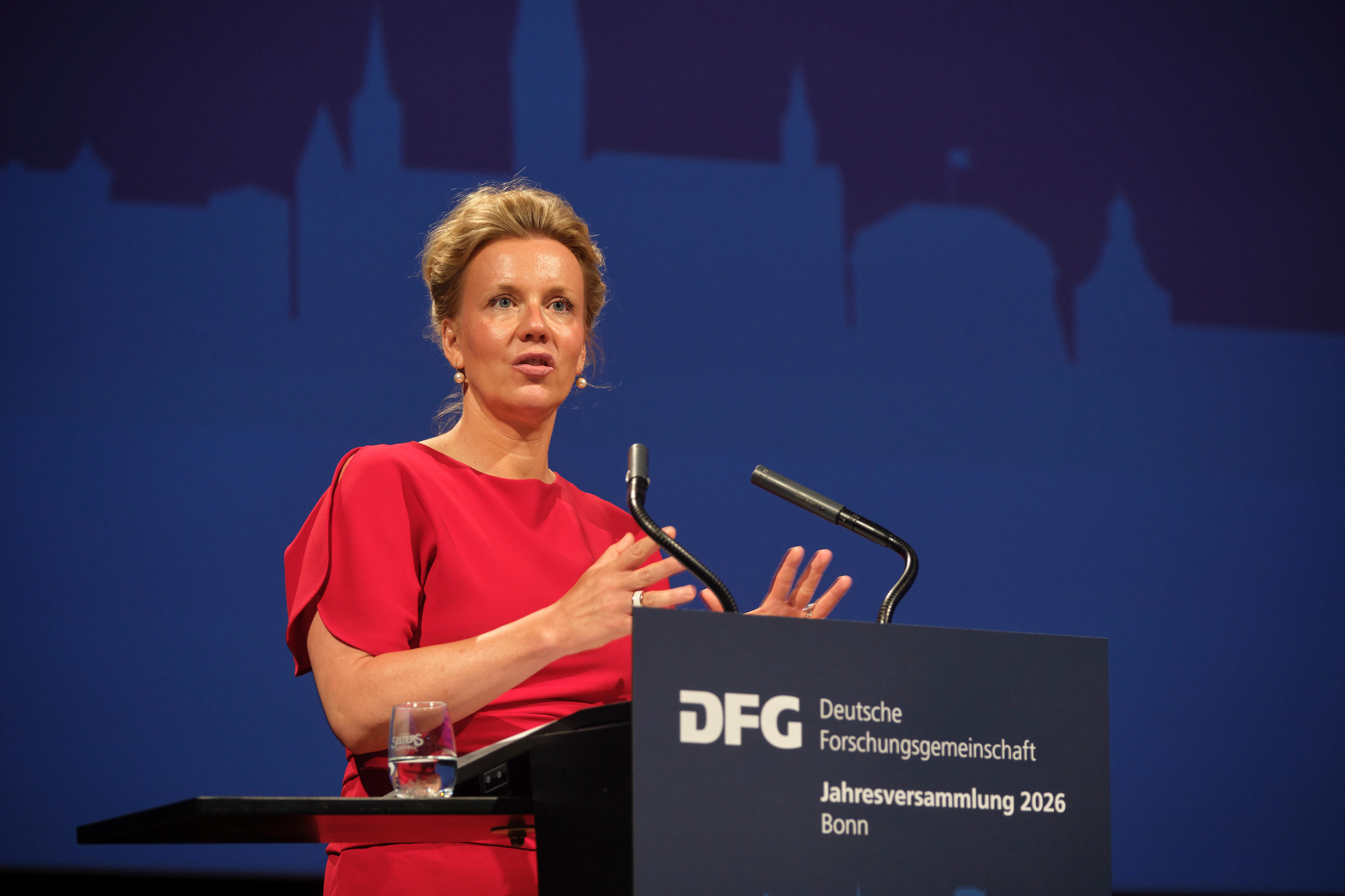 Ina Brandes, Ministerin für Kultur und Wissenschaft des Landes Nordrhein-Westfalen, spricht zu den Gästen