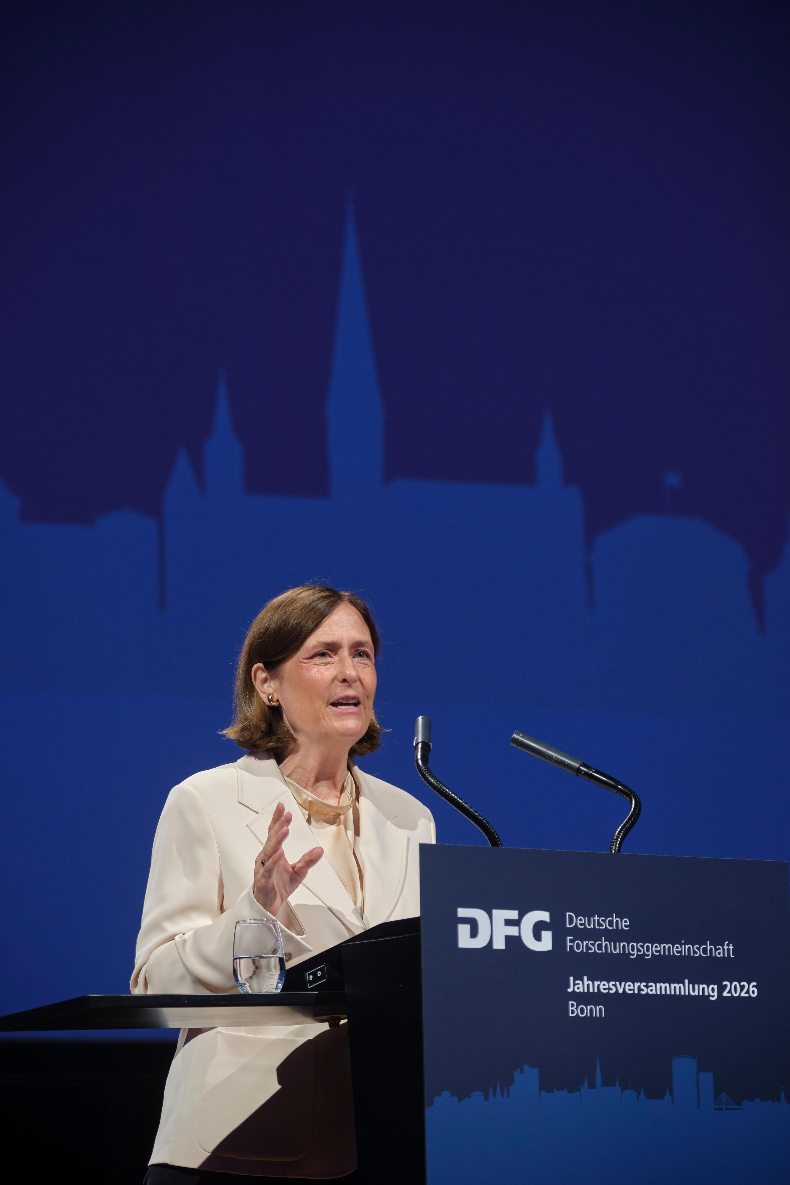 DFG-Präsidentin Prof. Dr. Katja Becker bei ihrer Rede