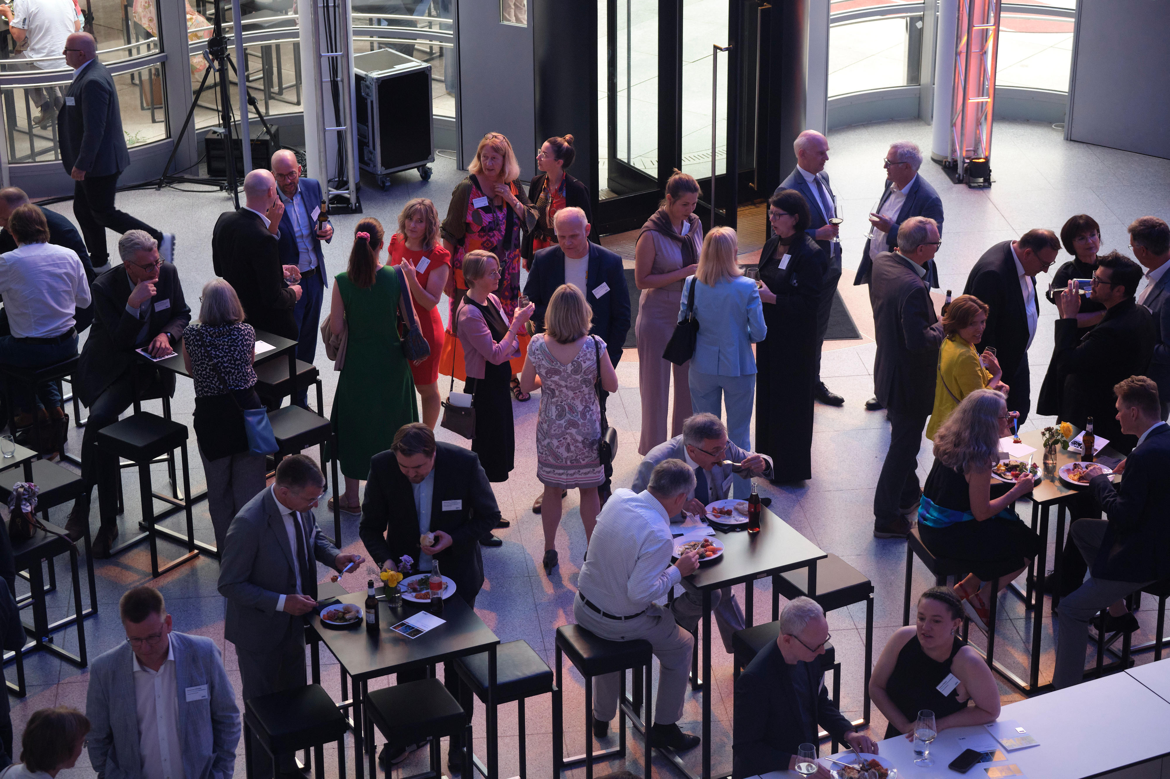 Blick ins Foyer der Bundeskunsthalle mit vielen Menschen im Gespräch