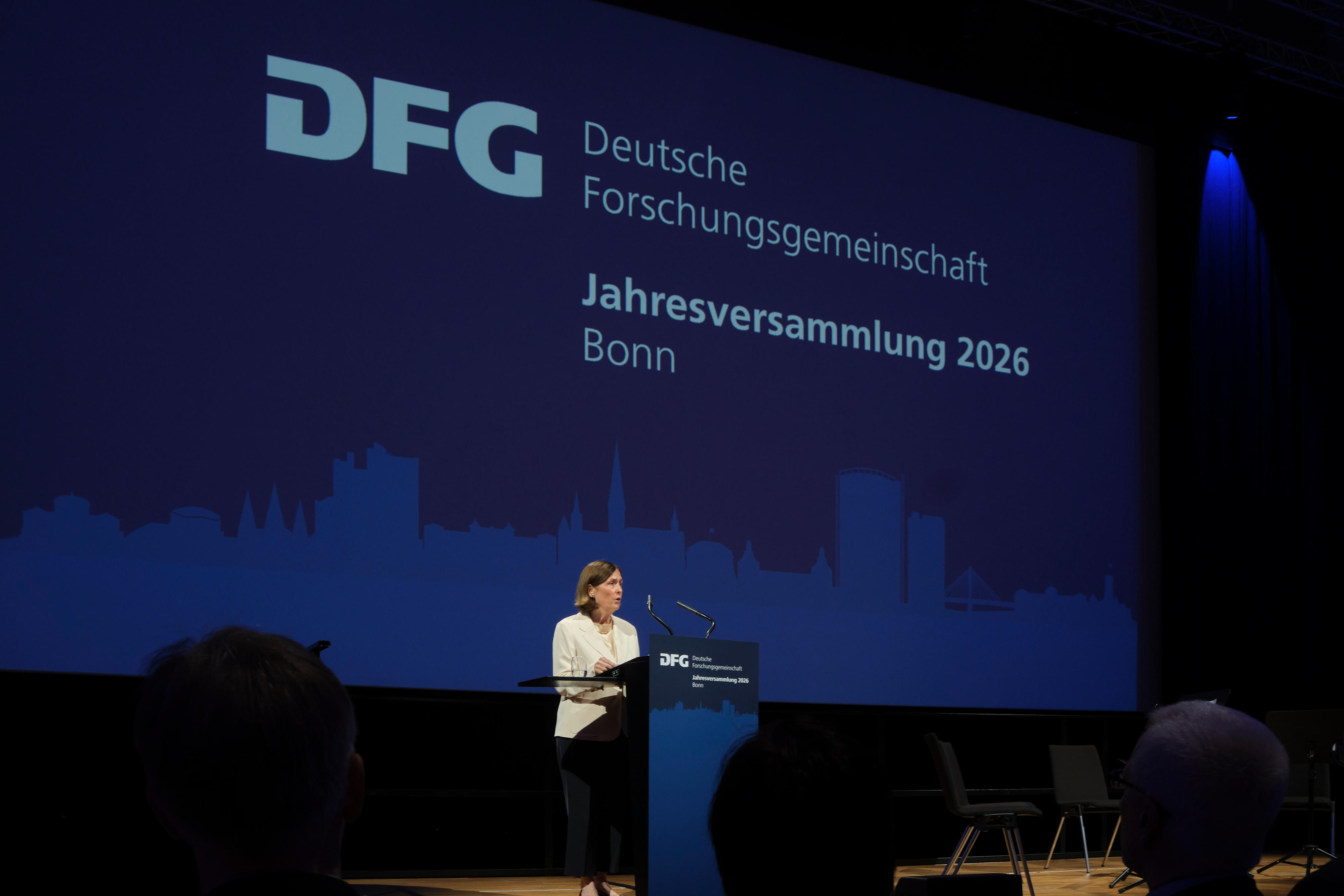 Katja Becker am Rednerpult auf der Bühne