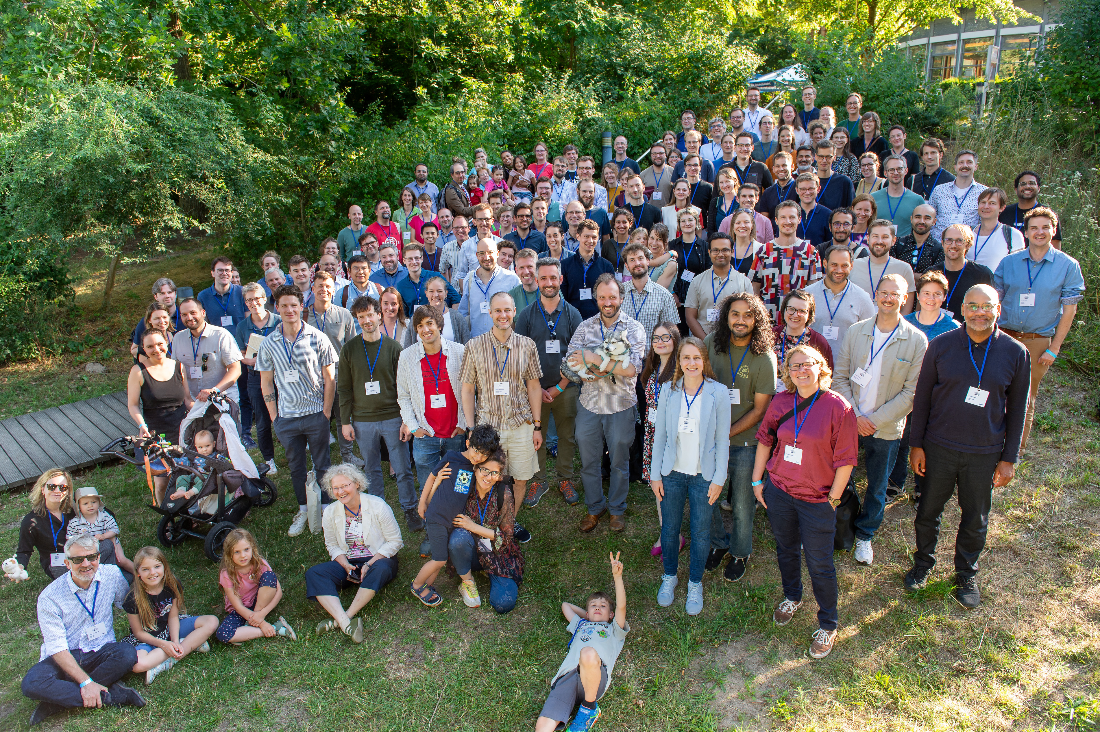 Gruppenbild der Geförderten am See