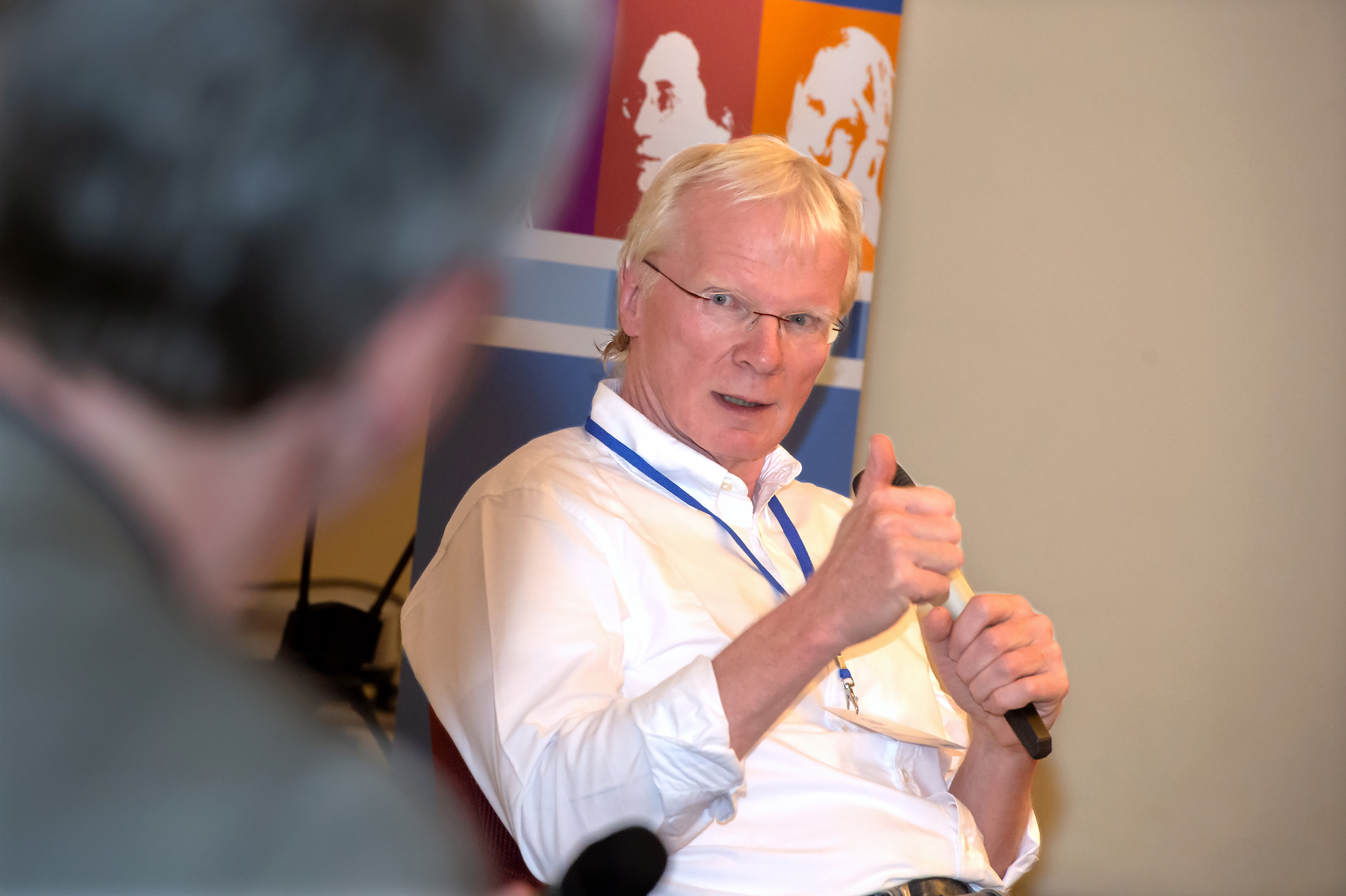 Prof. Ferdi Schüth spricht engagiert in ein Mikrophon