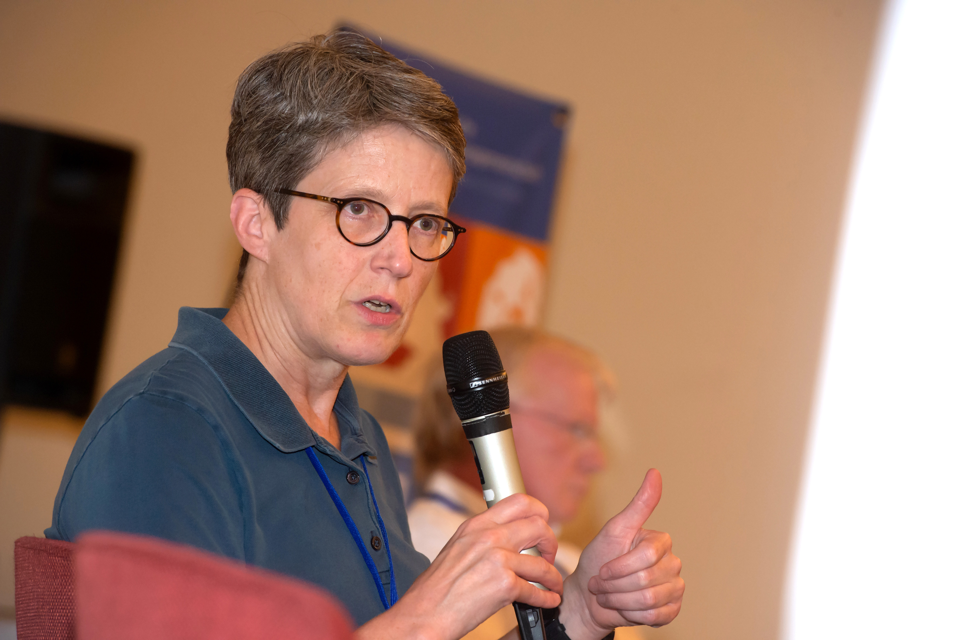Prof. Britta Siegmund spricht auf dem Podium