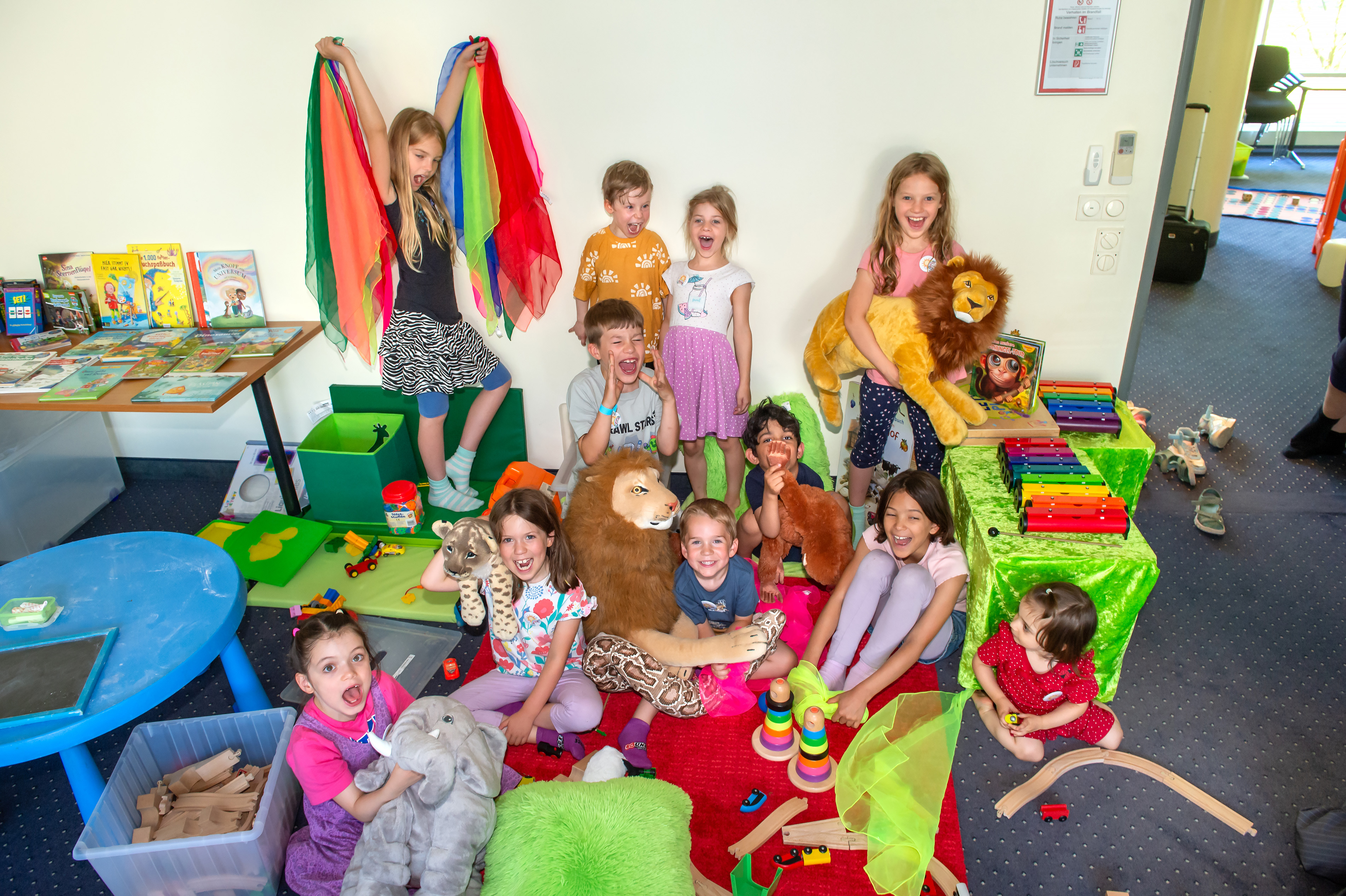 Kinder posieren in einer Spieleecke