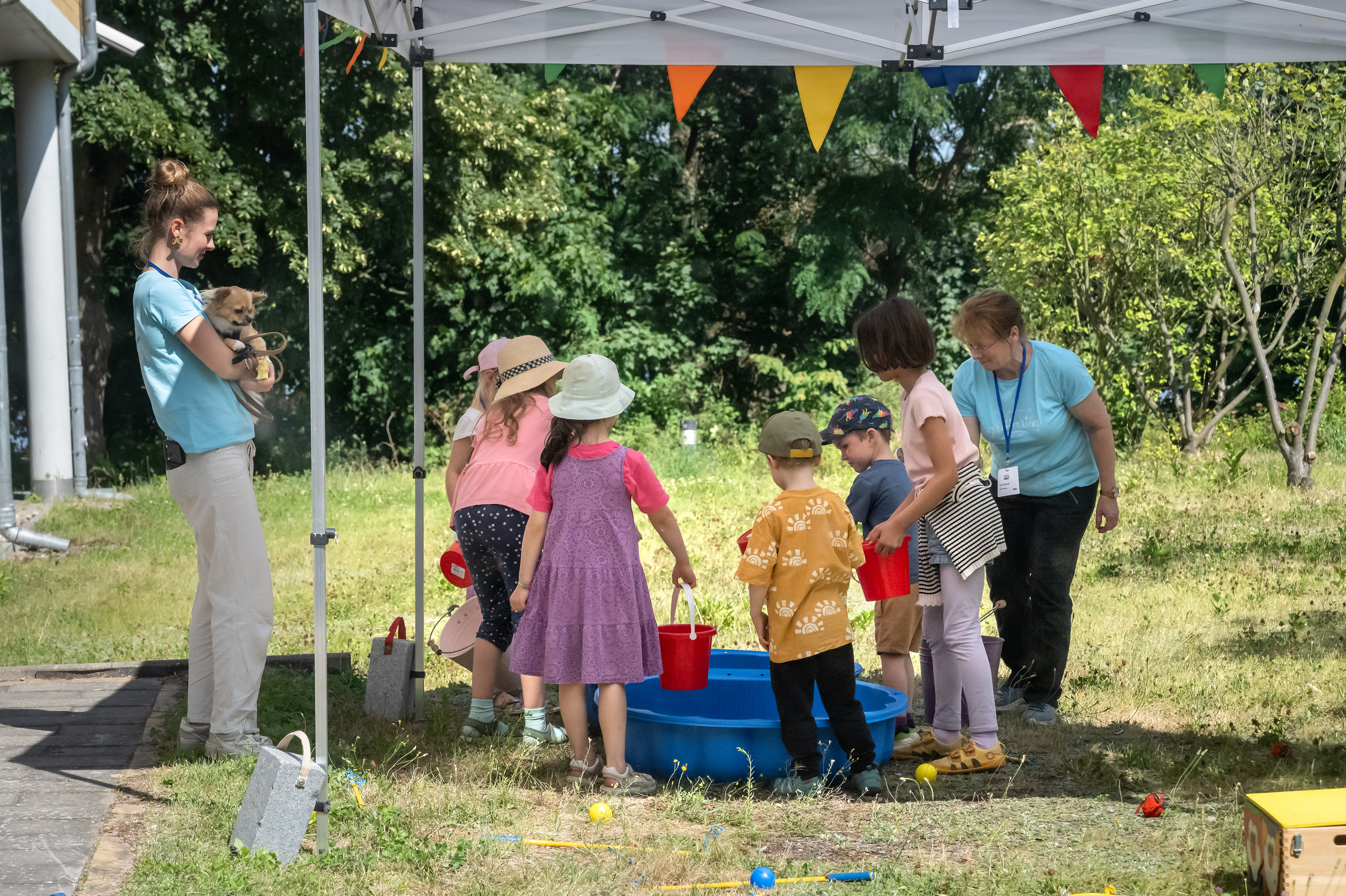 Kinder posieren in einer Spieleecke