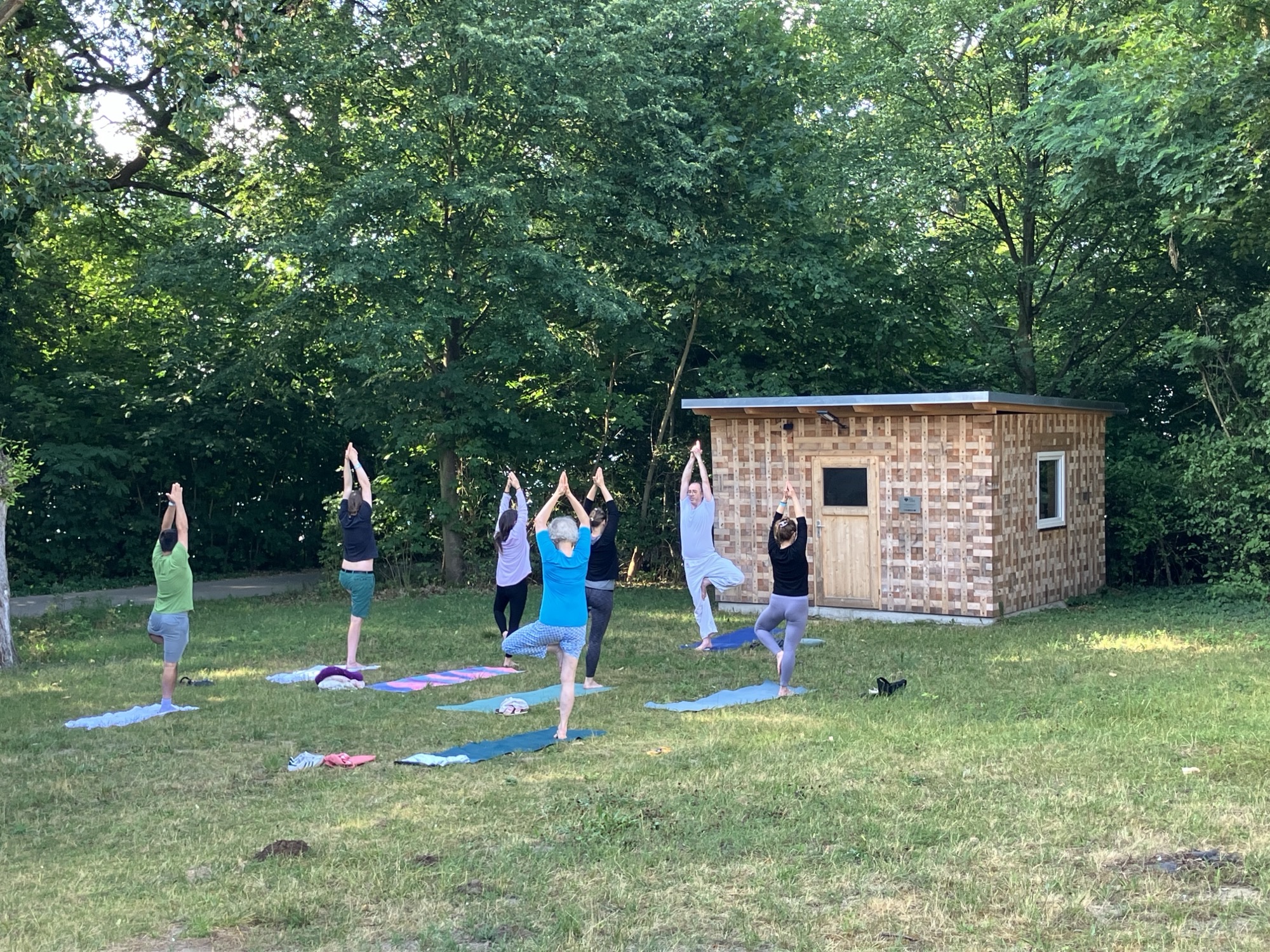 Menschen beim Yoga im Freien