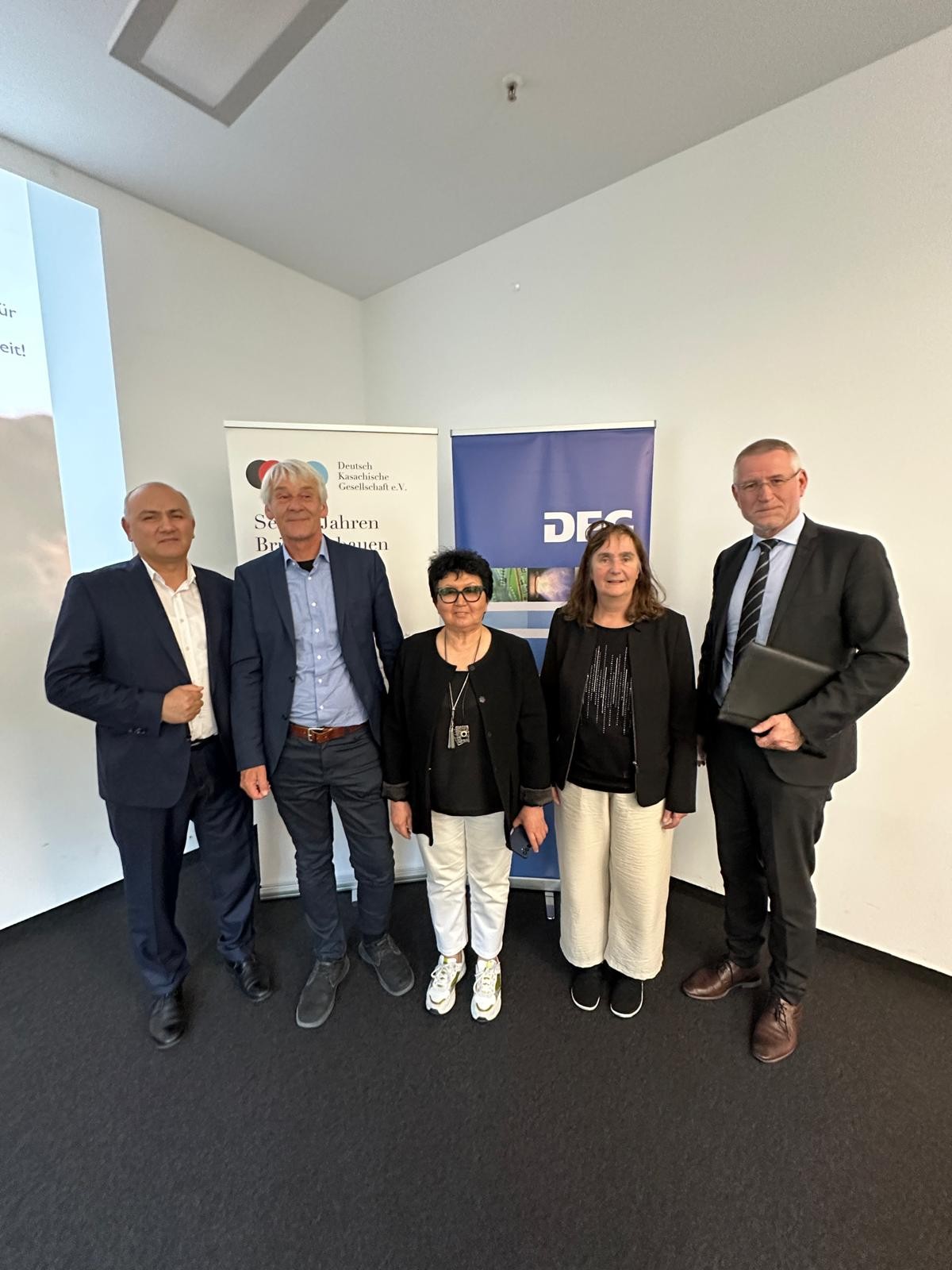Vortrag von Dr. Manfred Nawroth über Archäologie in Zentralasien im Wissenschaftsforum in Berlin. Gruppenfoto mit u.a. Galina Nurtasinowa, Geschäftsführendes Vorstandsmitglied der Deutsch-Kasachischen Gesellschaft e.V. (Mitte), und Dr. Manfred Nawroth, Oberkustos am Museum für Ur- und Frühgeschichte der Stiftung Preußischer Kulturbesitz (Zweiter von links) sowie Bakhriddir Aslanov, Kultur- und Presseattaché der Botschaft der Republik Usbekistan.