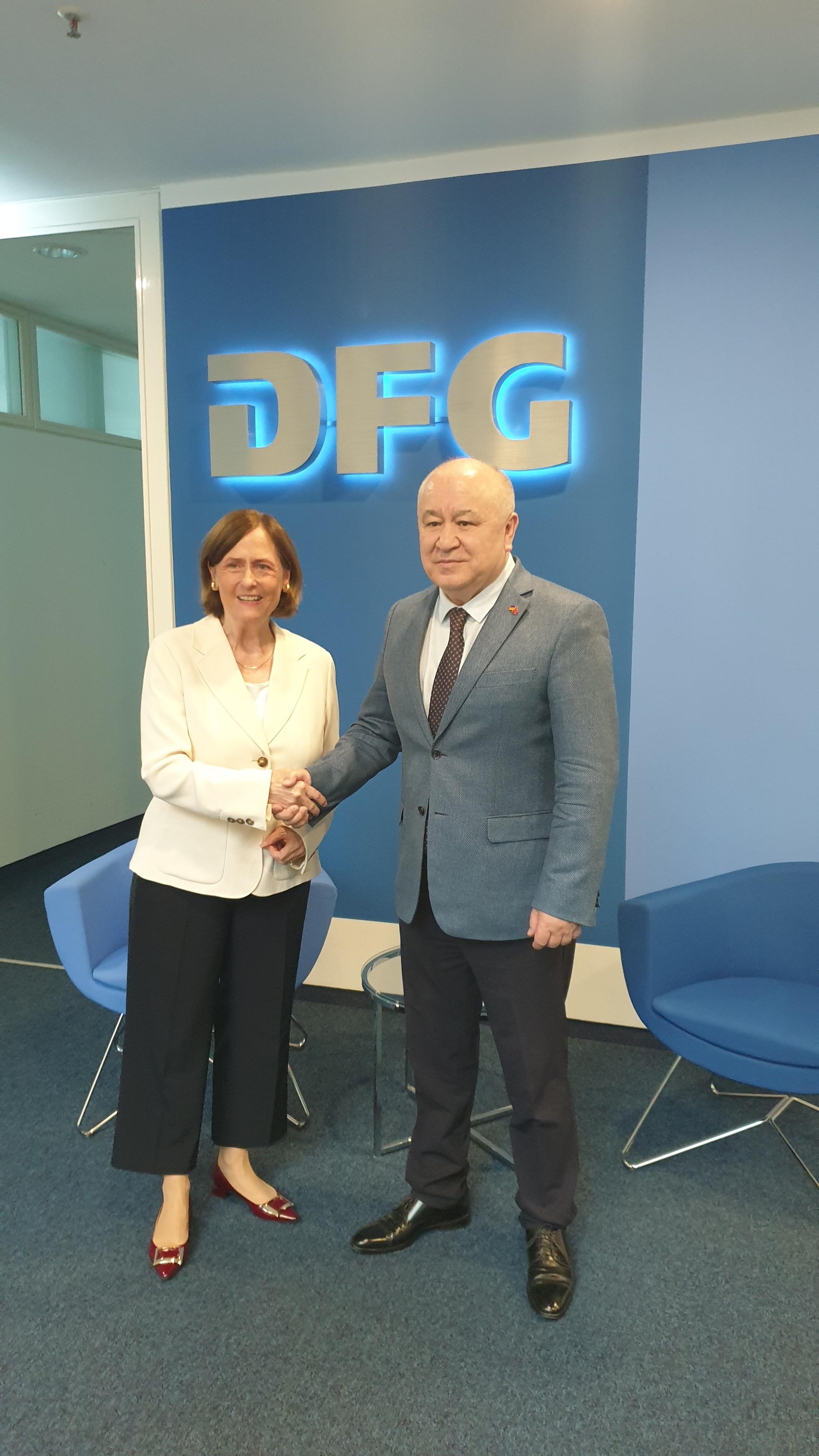 DFG-Präsidentin Katja Becker mit dem Außerordentlichen und Bevollmächtigten Botschafter Omurbek Tekebaev der Republik Kirgisistan im Berliner Büro der DFG.