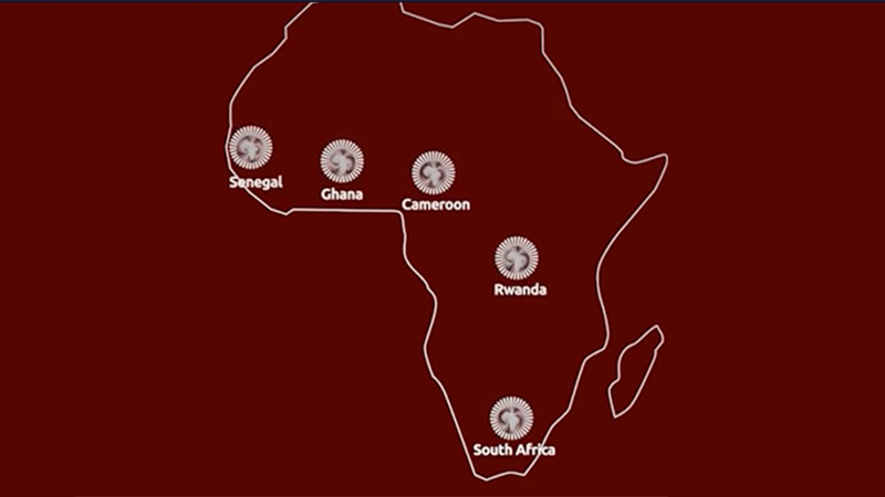 Umrisse des afrikanischen Kontinents auf dunkelrotem Hintergrund, auf dem die teilnehmenden Länder Senegal, Ghana, Kamerun, Ruanda und Südafrika hervorgehoben sind.