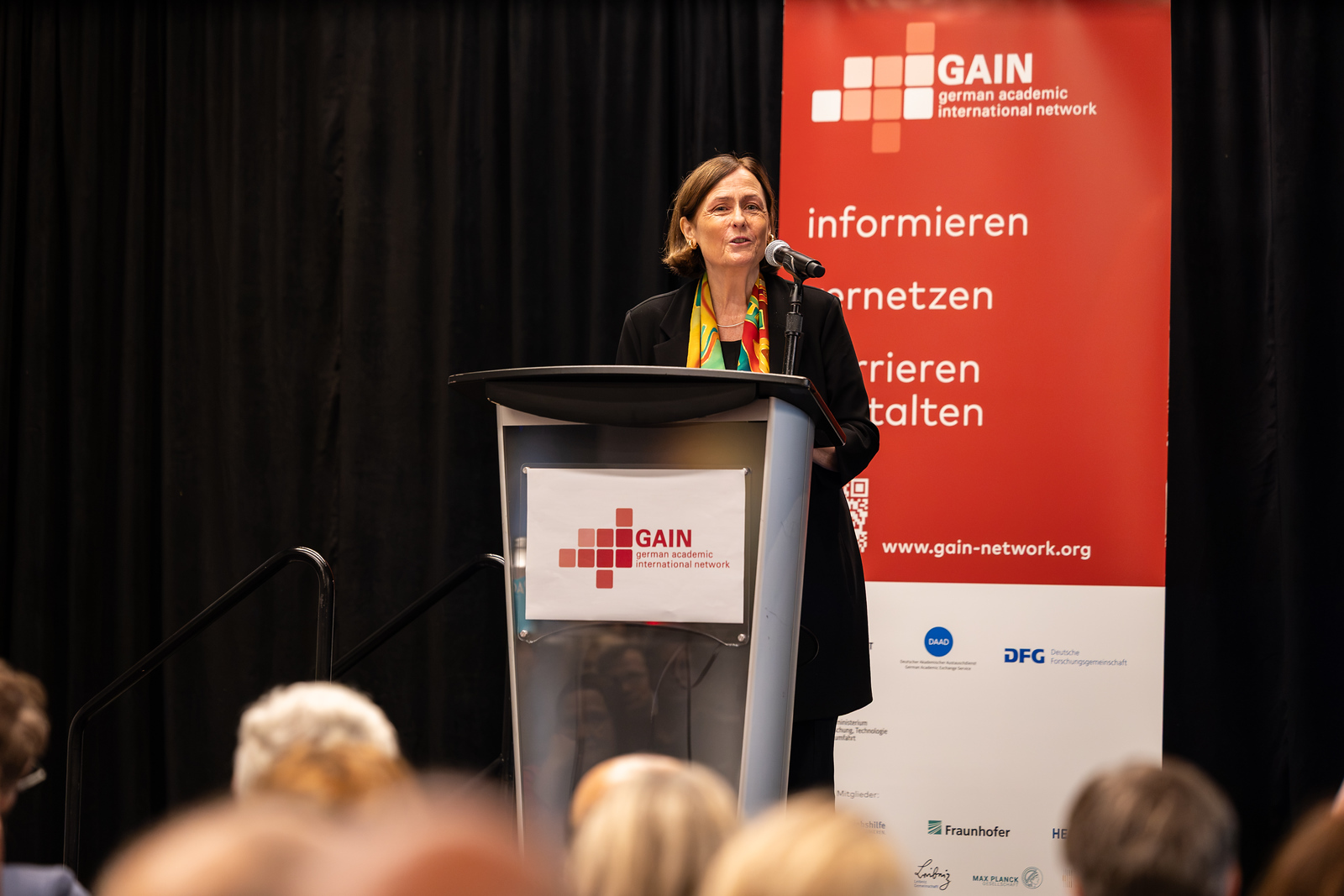 Gemeinsam mit den Präsidenten von DAAD und AvH und dem Staatssekretär des BMFTR begrüßte DFG-Präsidentin Professorin Dr. Katja Becker die nach San Francisco gereisten Gäste.