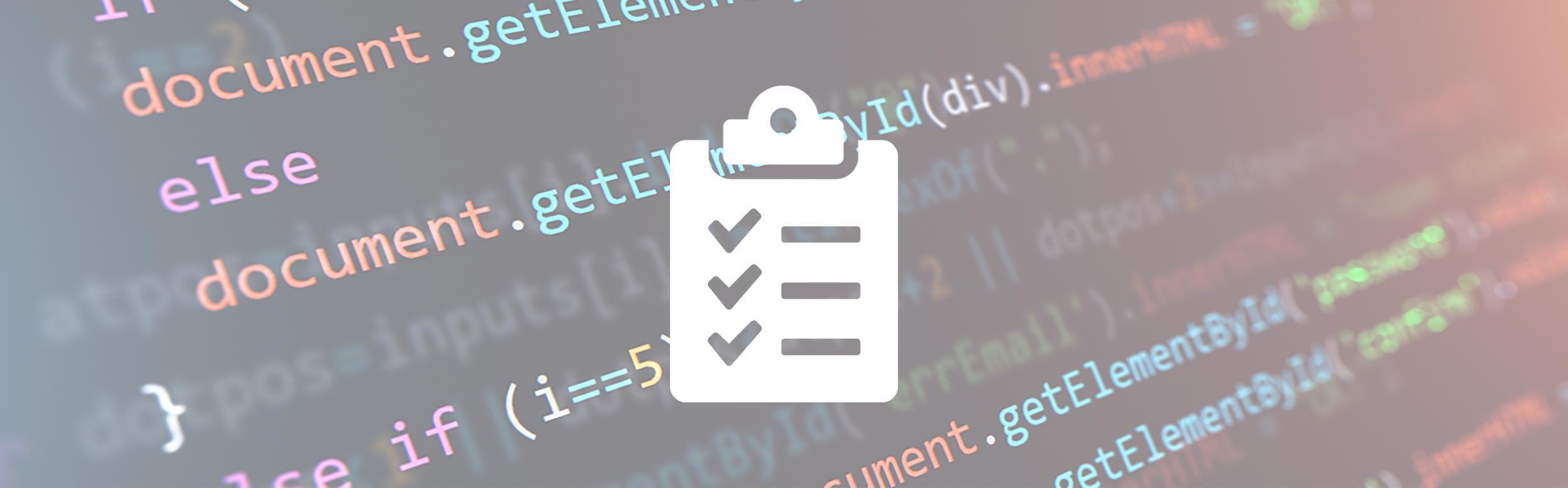 Schmuckbild: Programmierung des Quellcodes im Hintergrund und vorne ein Piktogramm bestehend aus einer „Checkliste“ auf einem Klemmbrett.