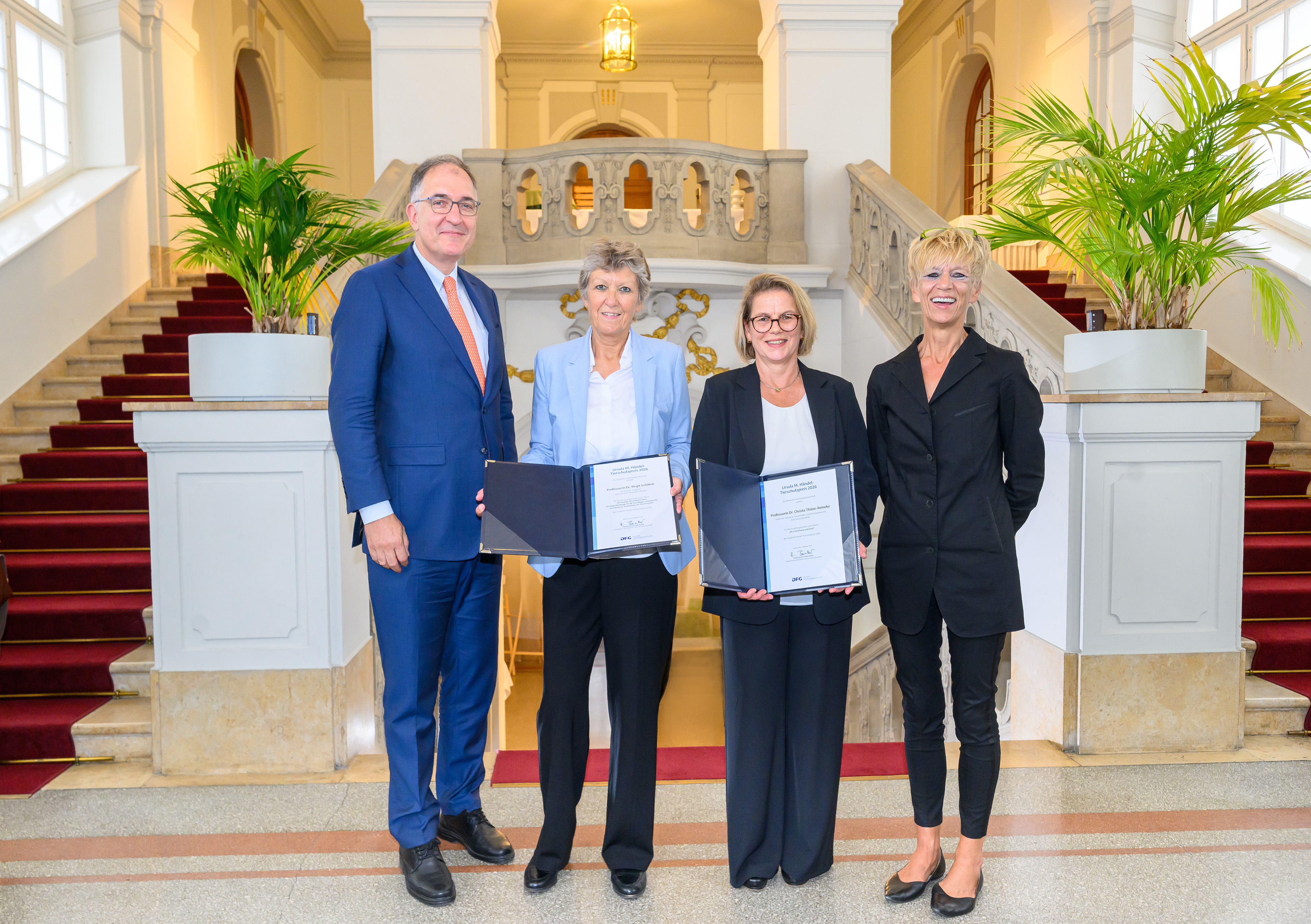Die beiden Trägerinnen des Ursula M. Händel-Tierschutzpreises mit DFG-Vizepräsident Peter Seeberger (l.) und der Juryvorsitzenden Brigitte Vollmar (r.)