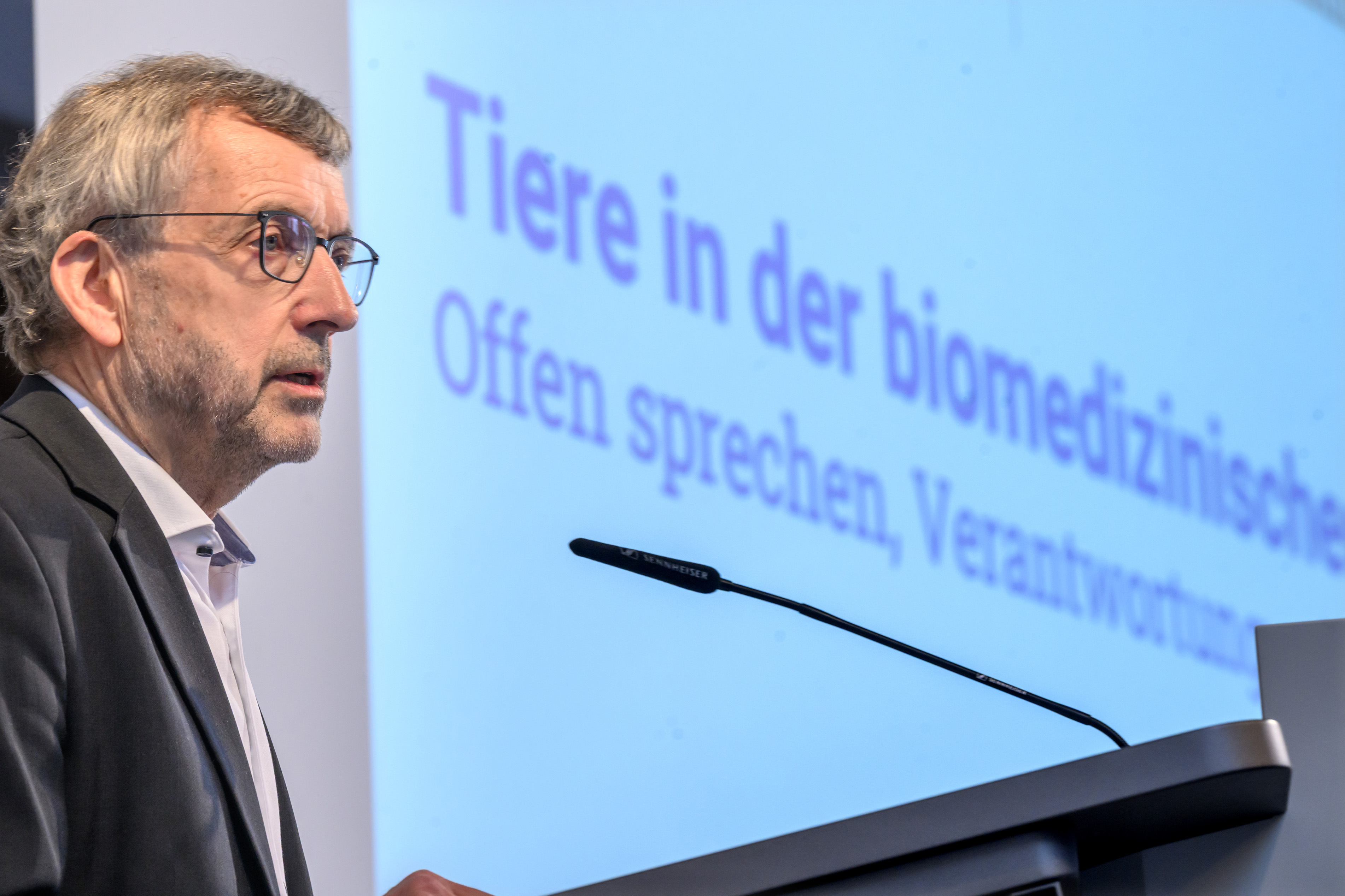 Walter Rosenthal spricht in das Pultmikrofon