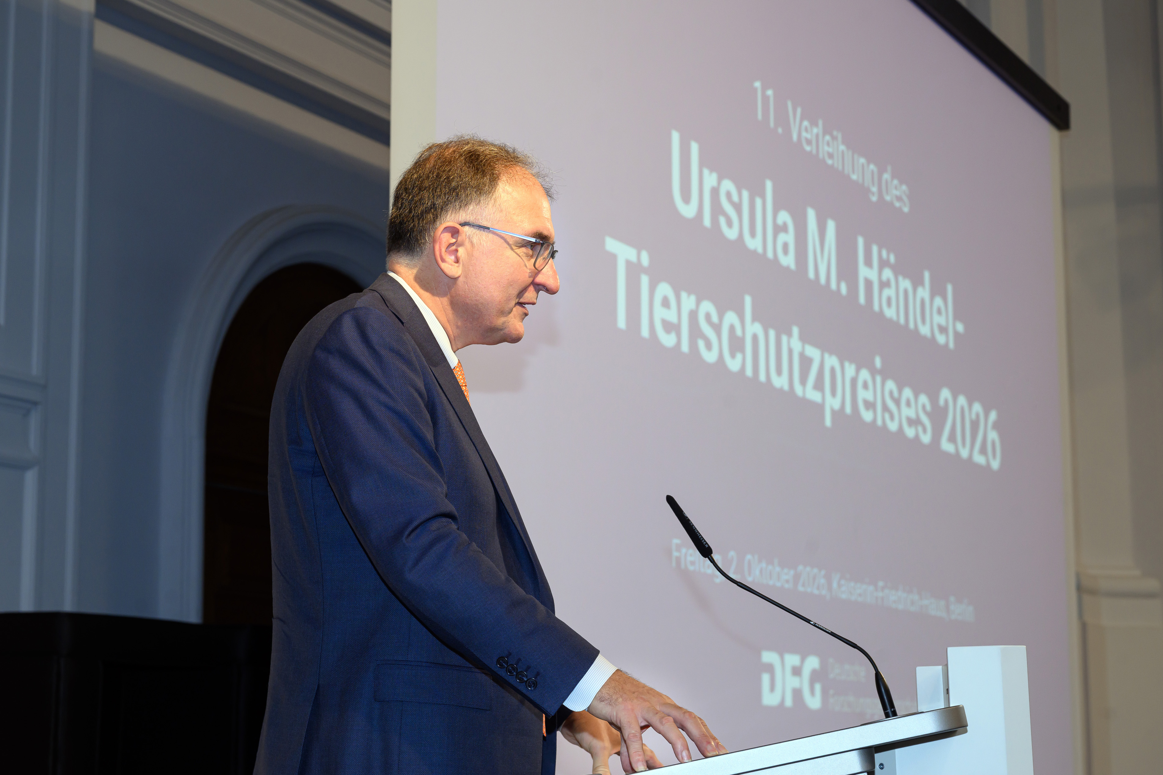 Peter Seeberger steht am Rednerpult