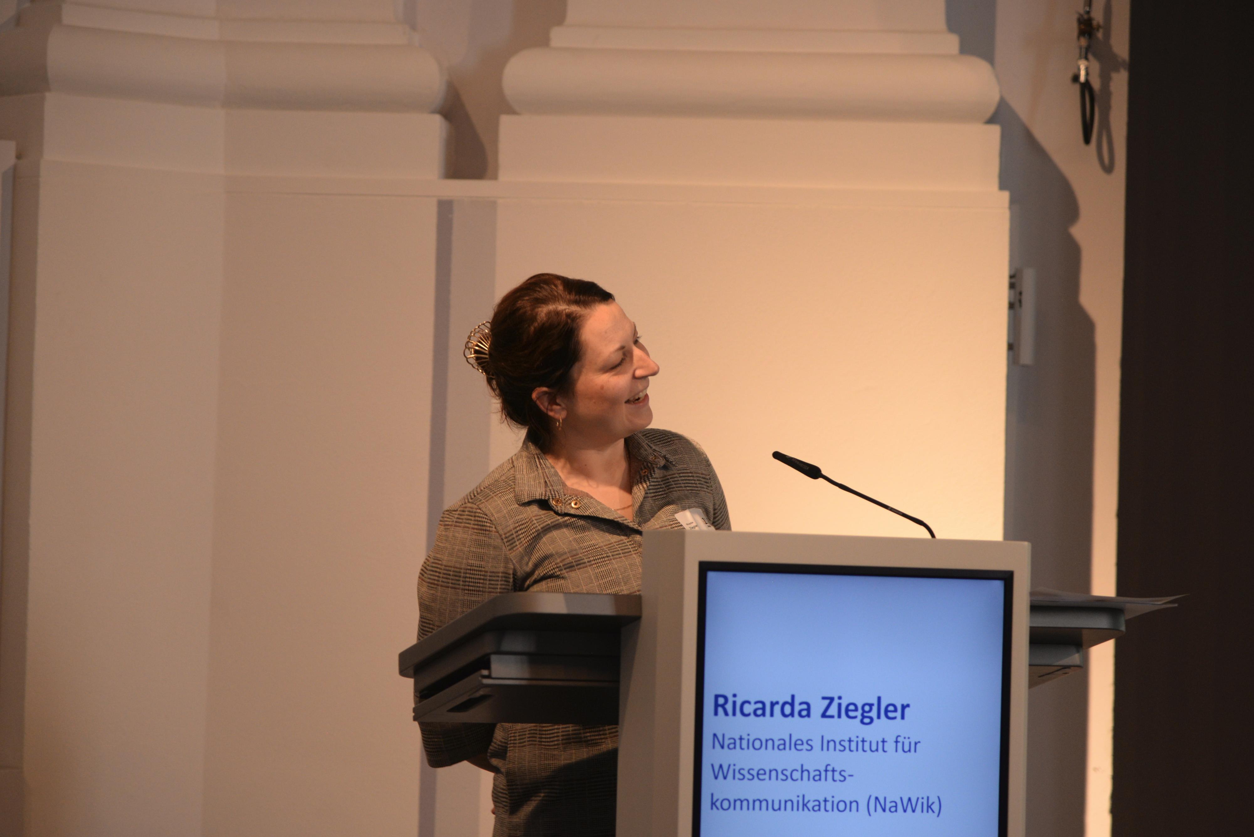 Ricarda Ziegler hinter dem Rednerpult