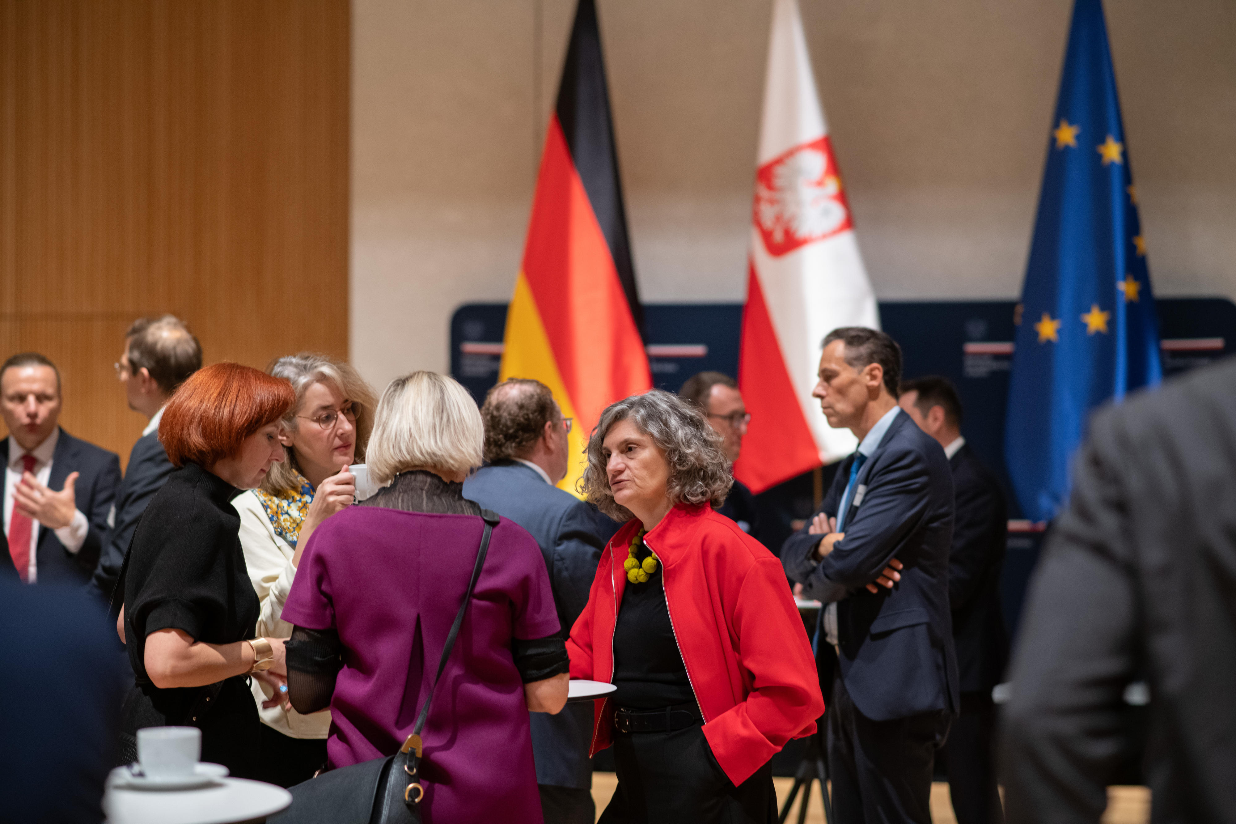 Lively conversations amongst Polish and German participants on the sidelines of the evening reception.