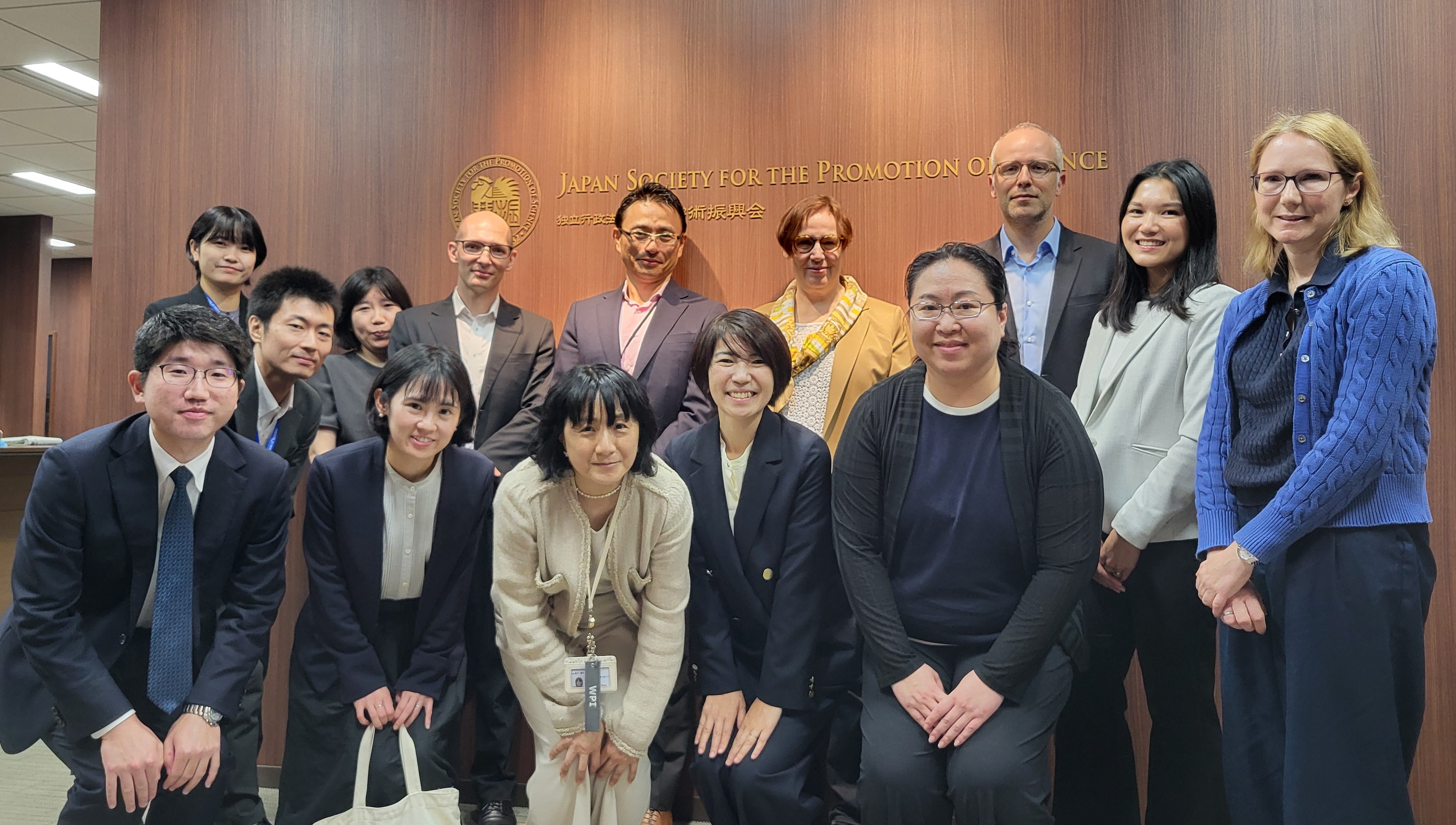 group picture from a visit of a delegation from the DFG Head Office at the Japan Society for the Promotion of Science (JSPS)